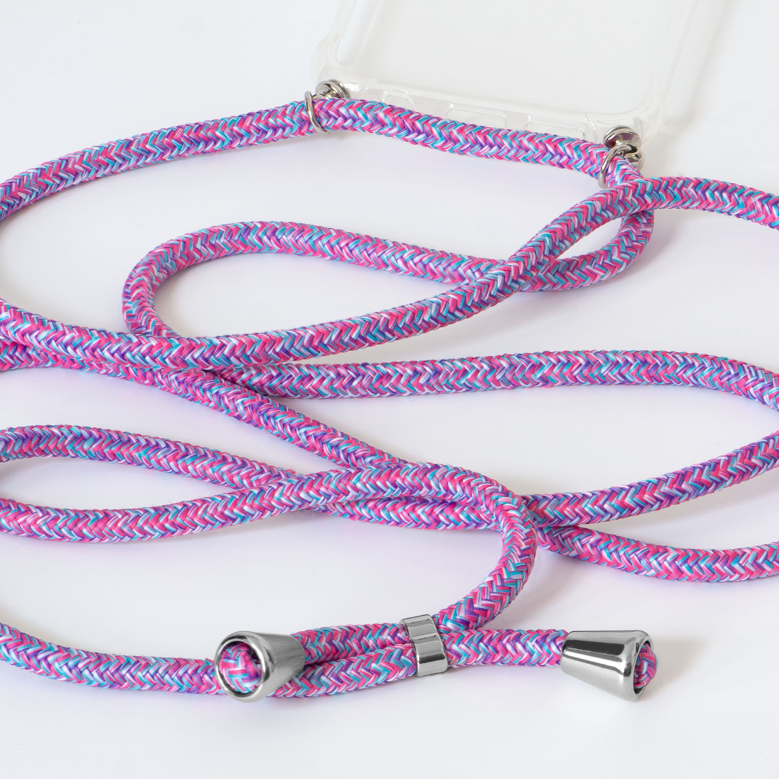 Nahaufnahme eines bunten Telefonriemens, geflochten mit rosa, blau und lila Fäden.