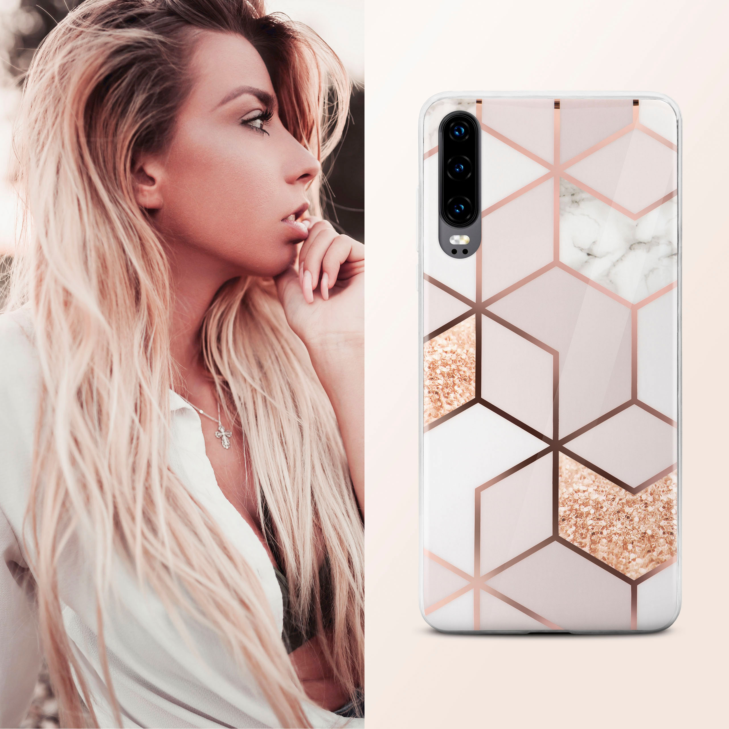 Blonde Frau mit Handyhülle. Hülle hat geometrisches Design in Rosa, Weiß und Gold. Frau hat Halskette.