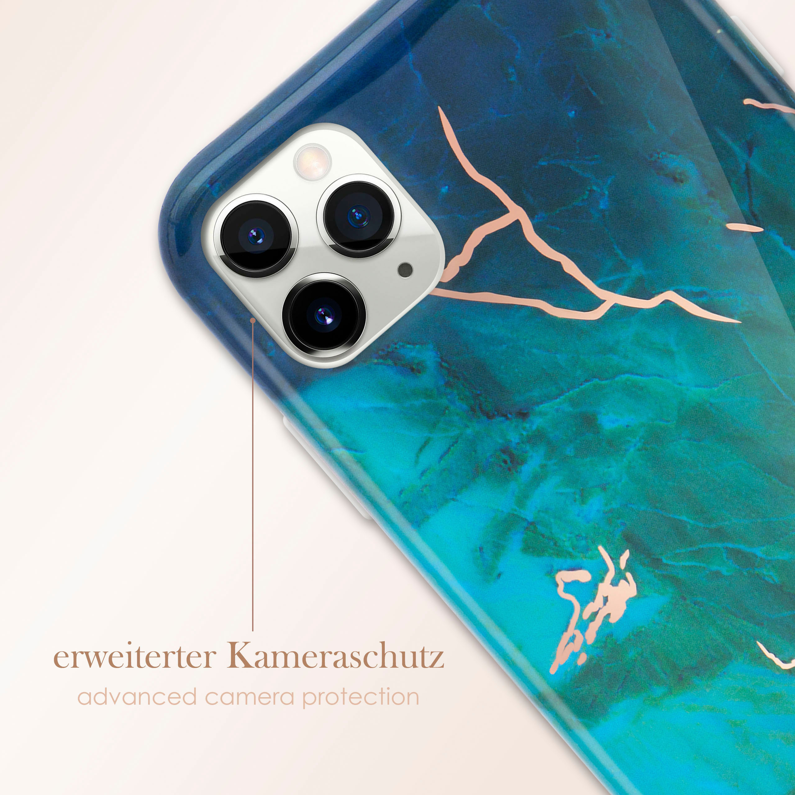 Nahaufnahme einer Handyhülle mit blauem Marmor-Design, Kameraschutz sichtbar.