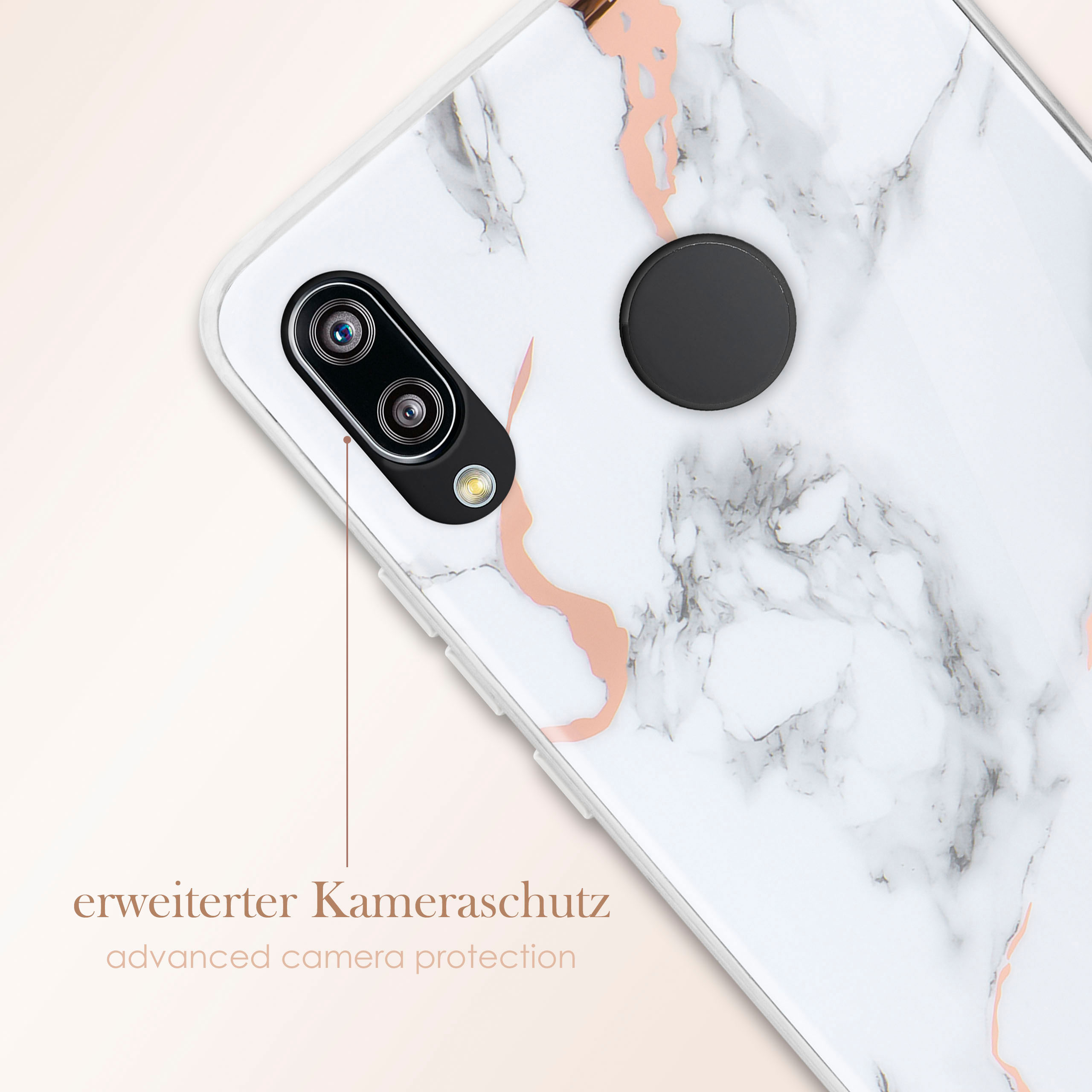 Eine weiße Handyhülle mit Marmormuster. Die Hülle hat einen Kameraausschnitt. Text auf Deutsch ist sichtbar.