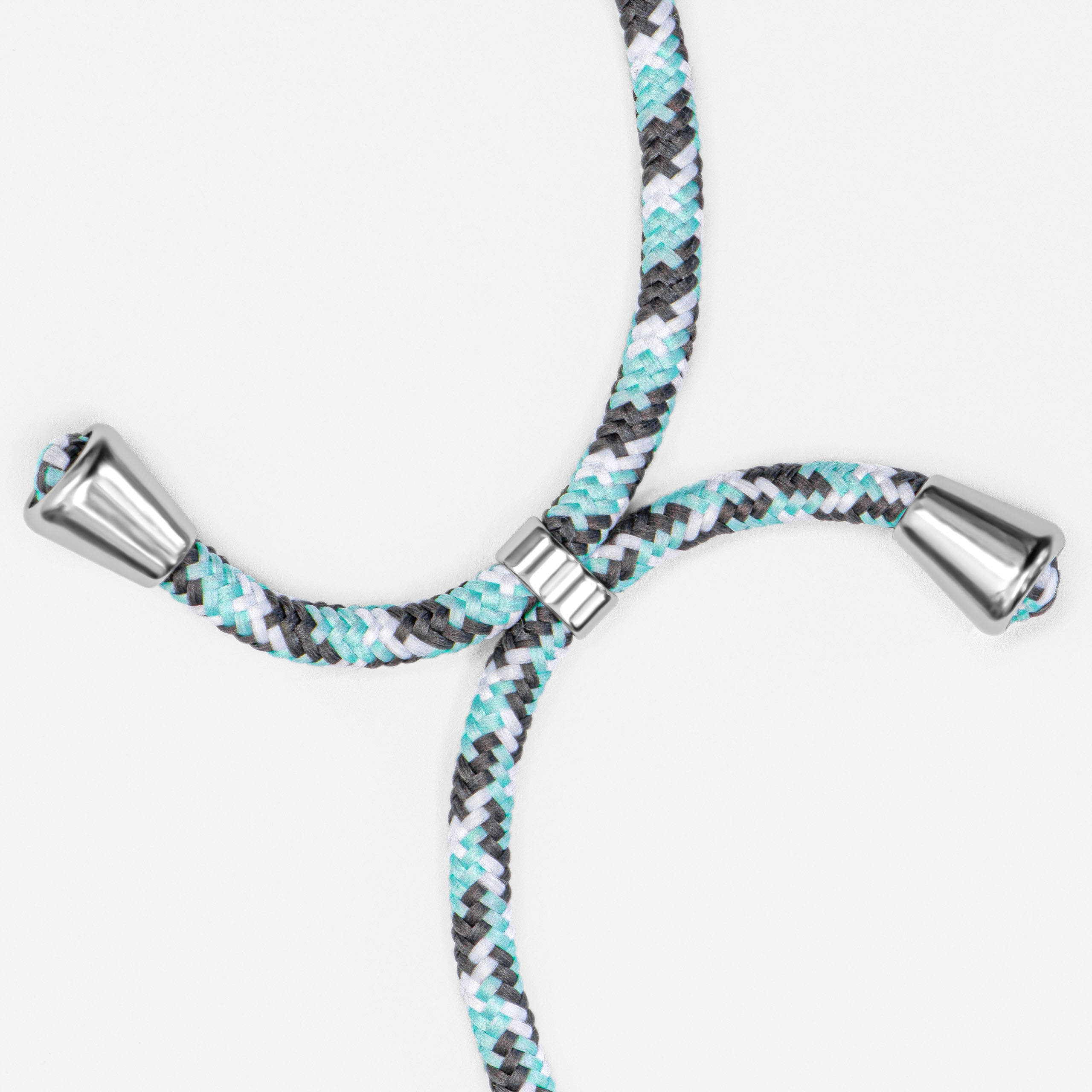 Geflochtenes Telefon-Lanyard mit silberfarbenen Kappen und Verbinder auf weißem Hintergrund.