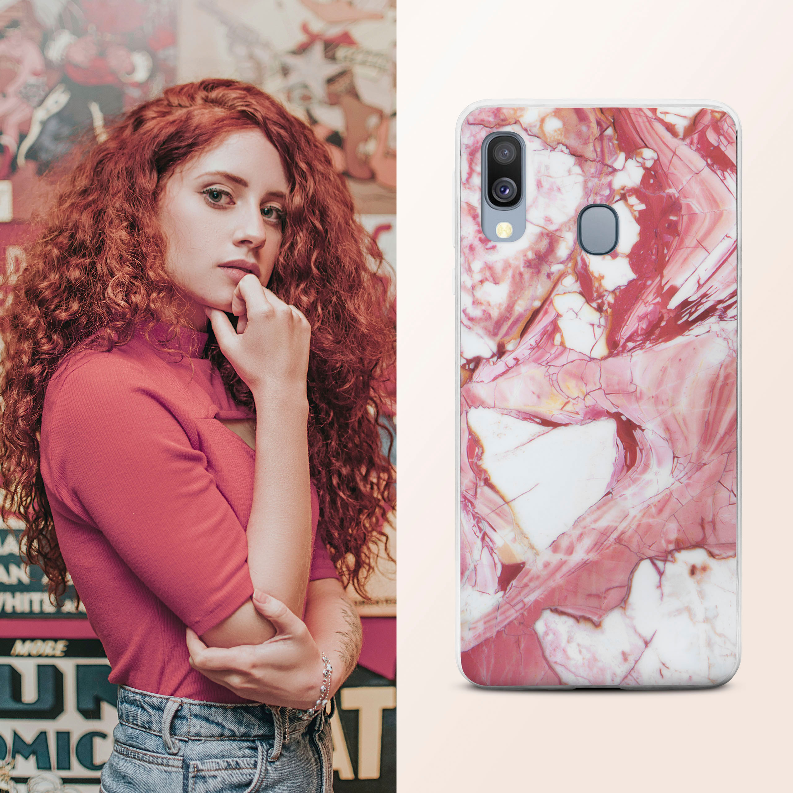 Frau mit roten Locken neben einer Handyhülle. Die Handyhülle hat ein rosa Marmor-Design.