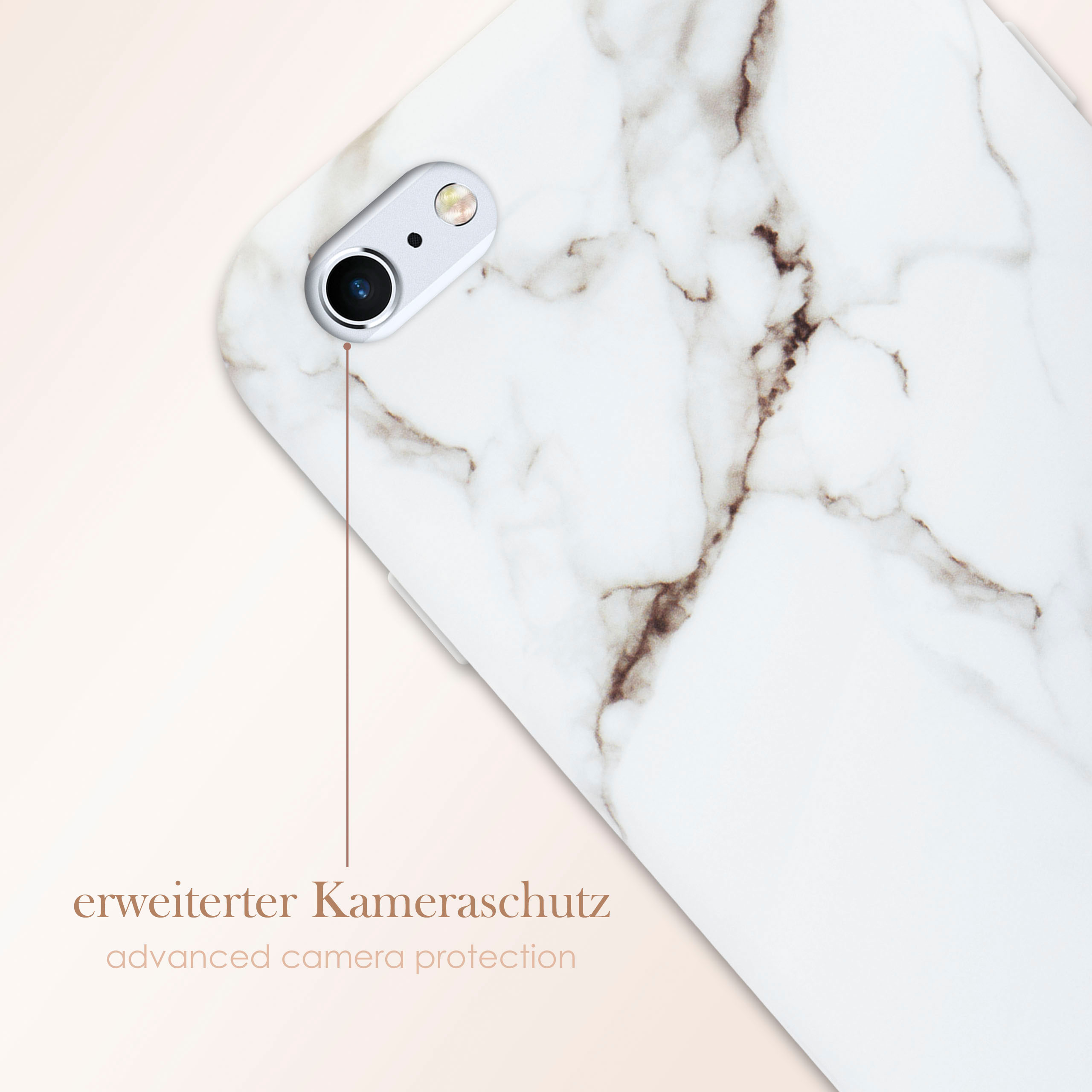 Nahaufnahme einer weißen Marmor-Handyhülle mit Kamera. Weißer Hintergrund.