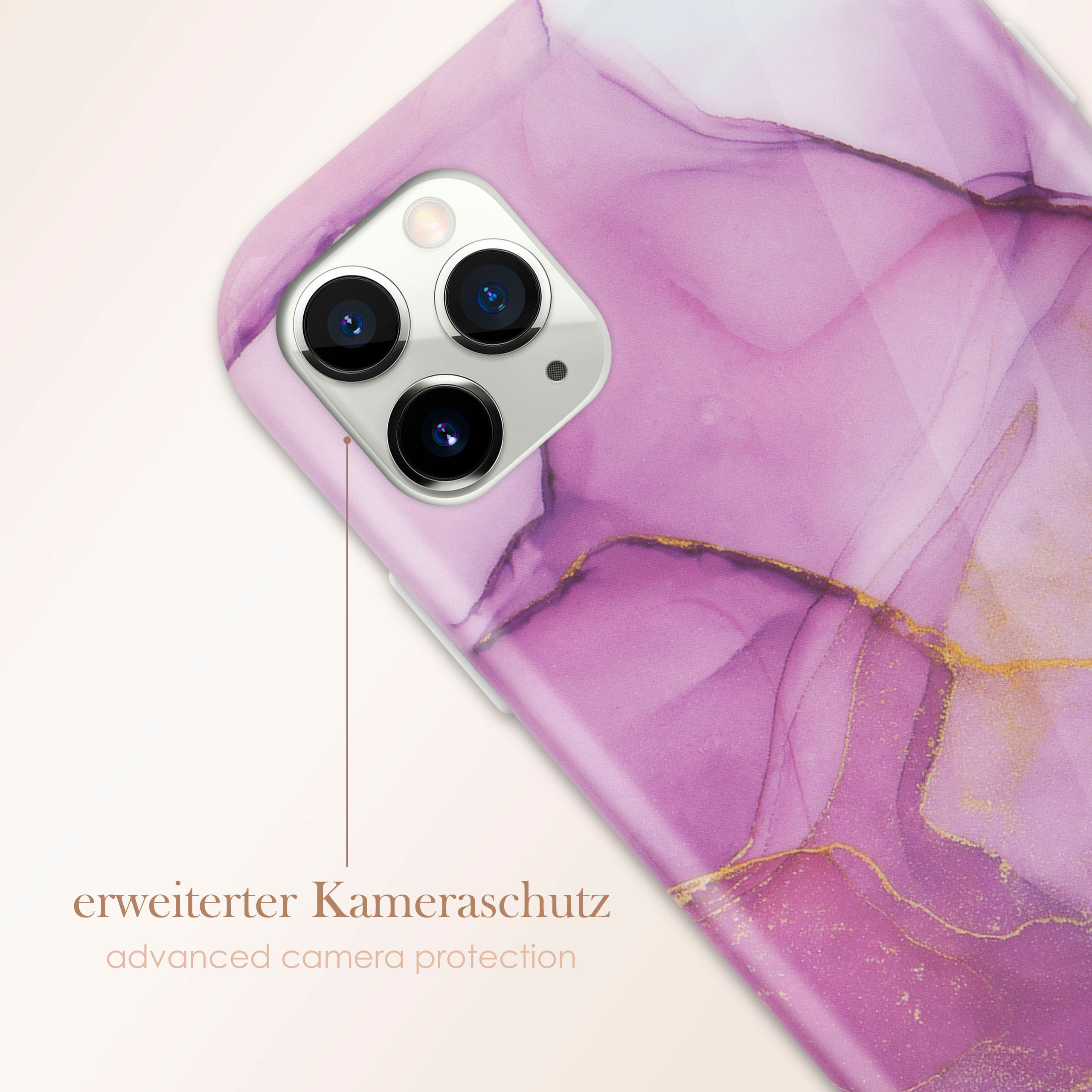 Nahaufnahme einer Handyhülle mit lila Marmordesign und Text, der erweiterten Kameraschutz anzeigt.