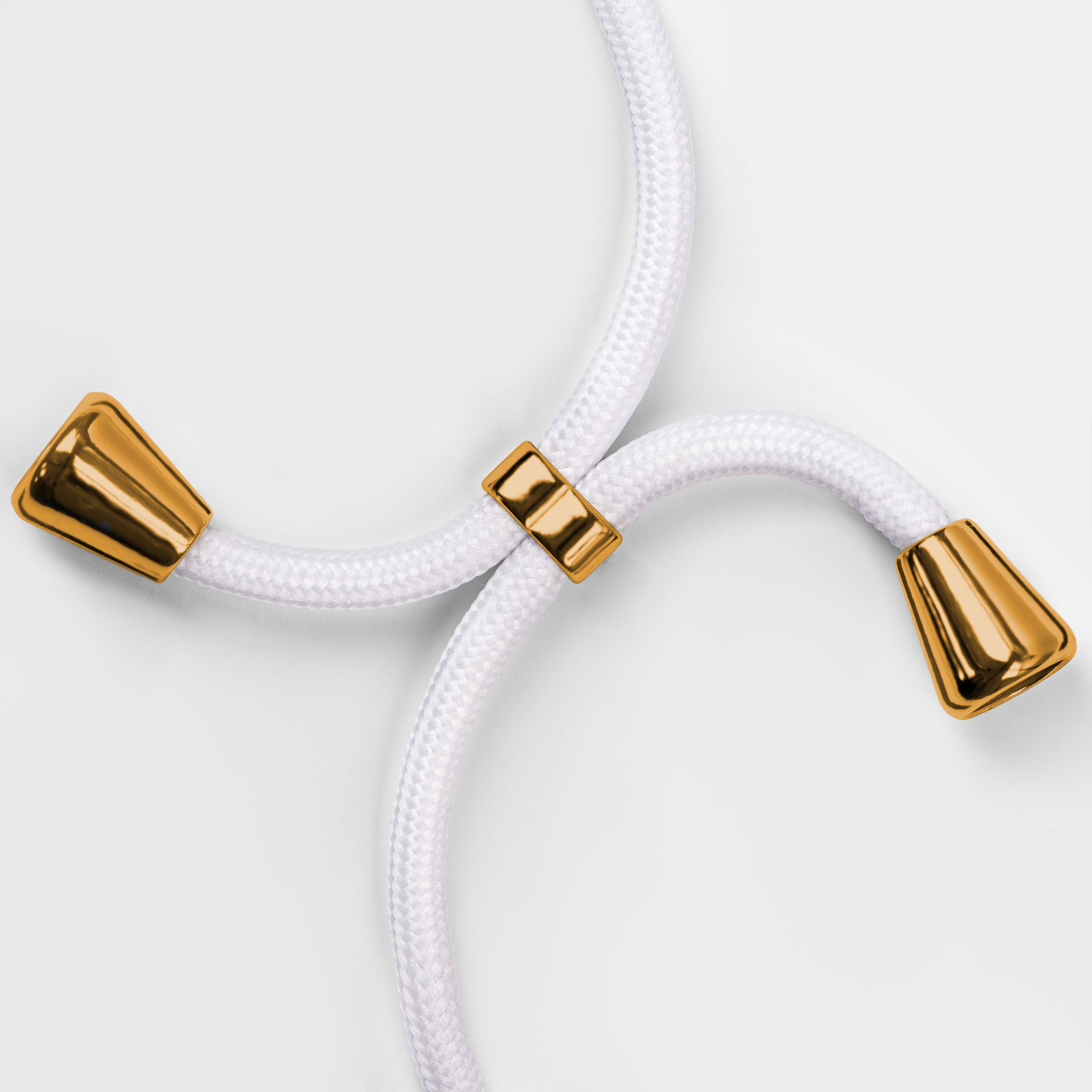 Weißes Telefonband mit goldenen Akzenten. Der Riemen hat in der Mitte einen goldenen Ring.