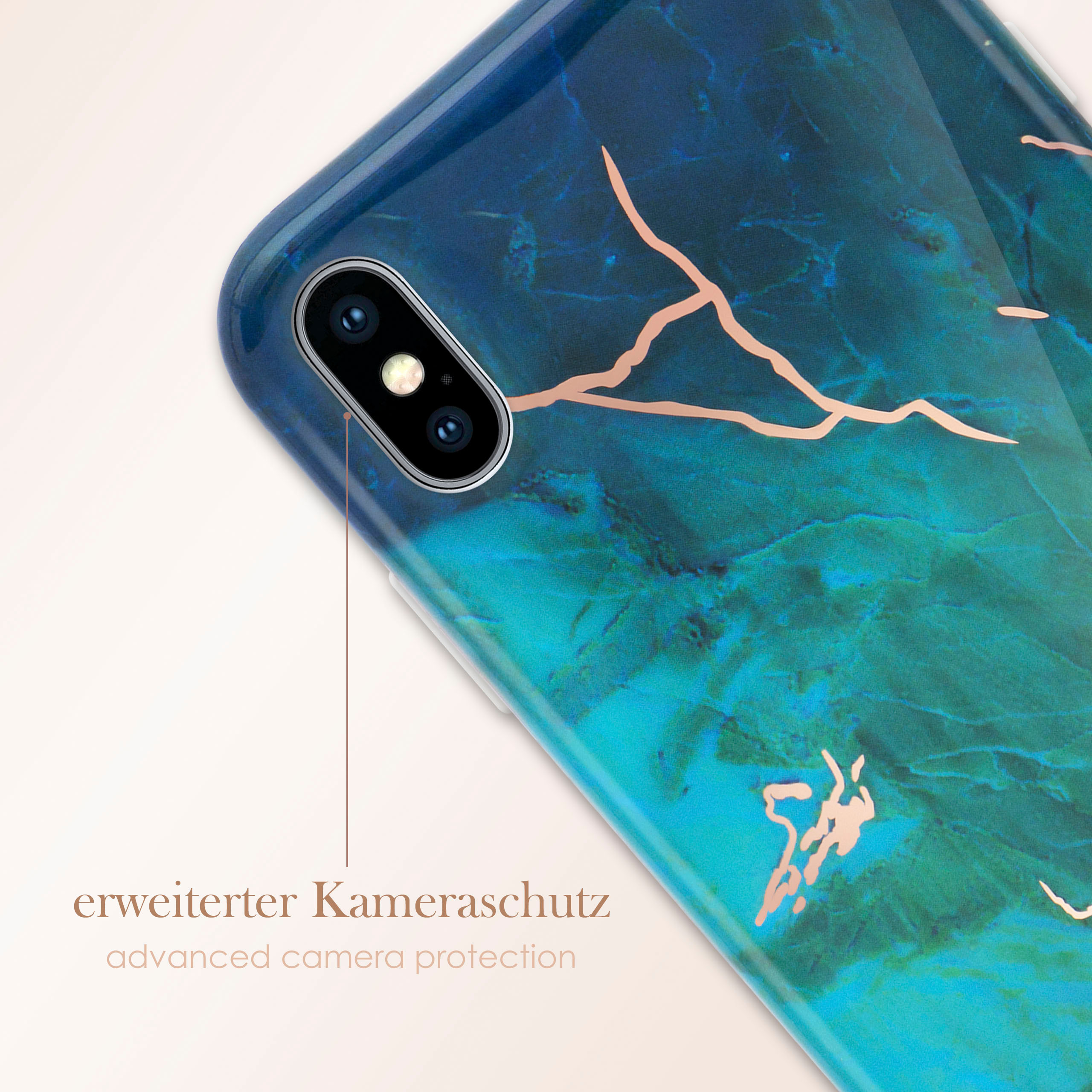 Nahaufnahme einer Handyhülle mit blauem und grünem Marmordesign. Goldene Linien befinden sich auf der Hülle. Text ist auf Deutsch.
