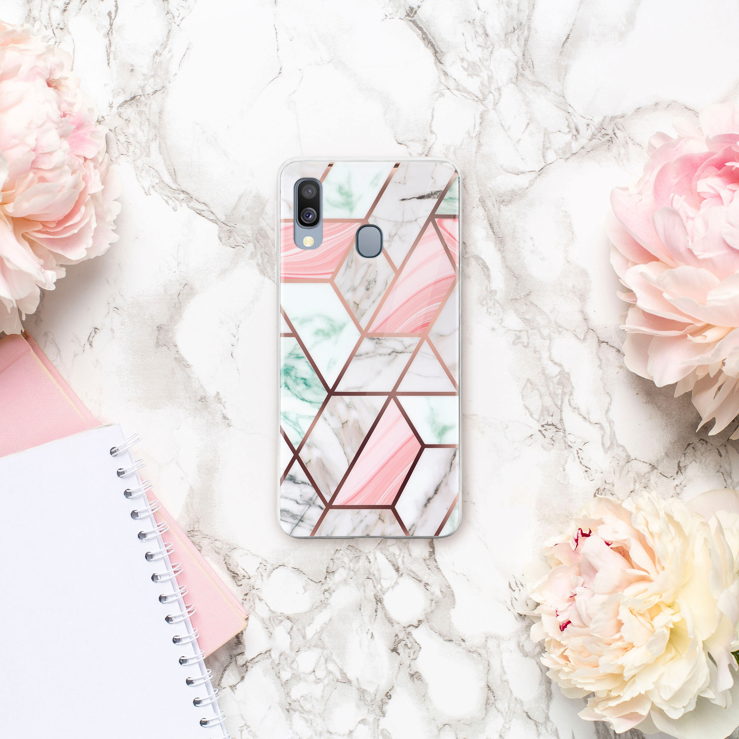 Handyhülle mit Marmordesign und geometrischen rosa und roségoldfarbenen Akzenten.