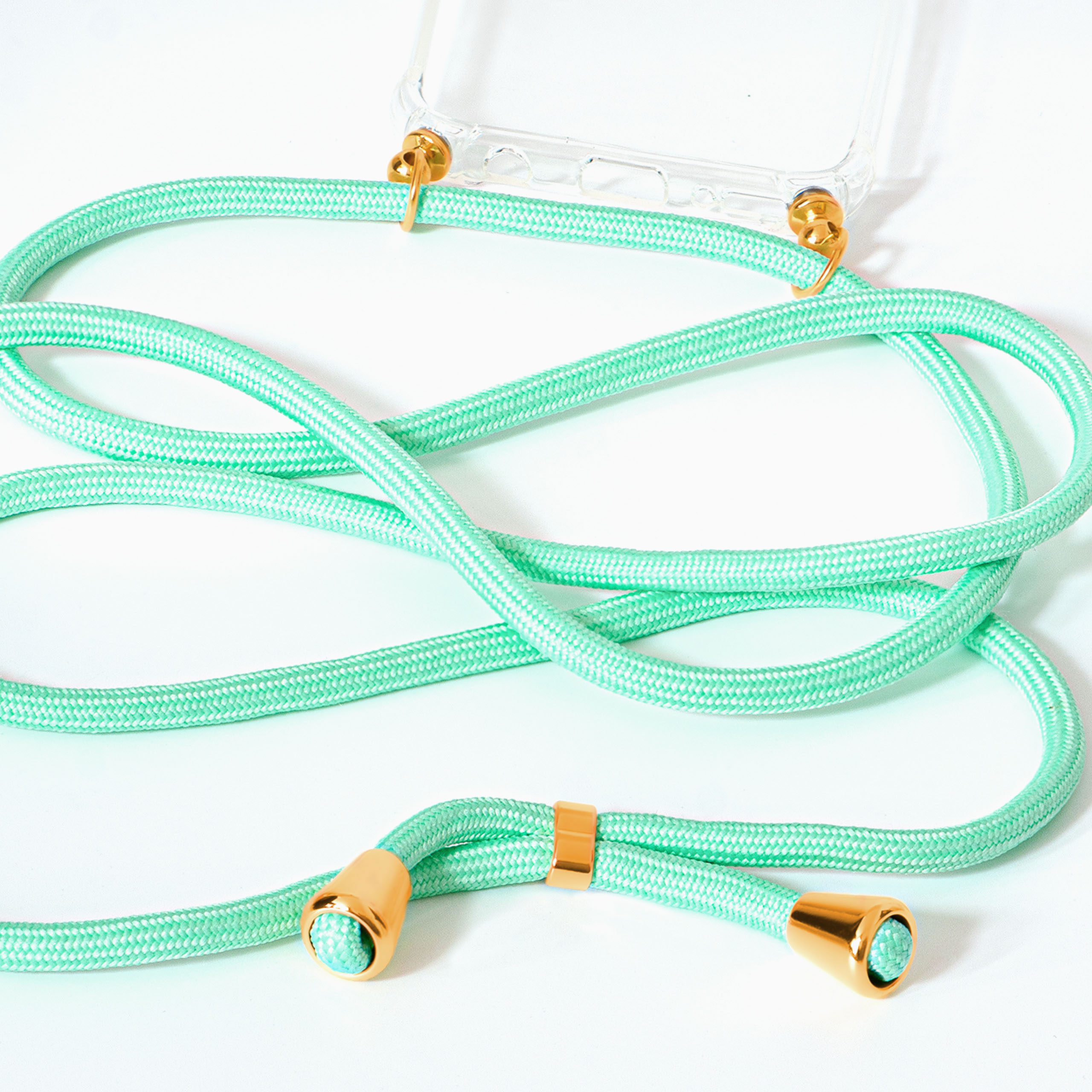 Minzgrünes Handyband mit goldenen Enden. Der Hintergrund ist weiß.