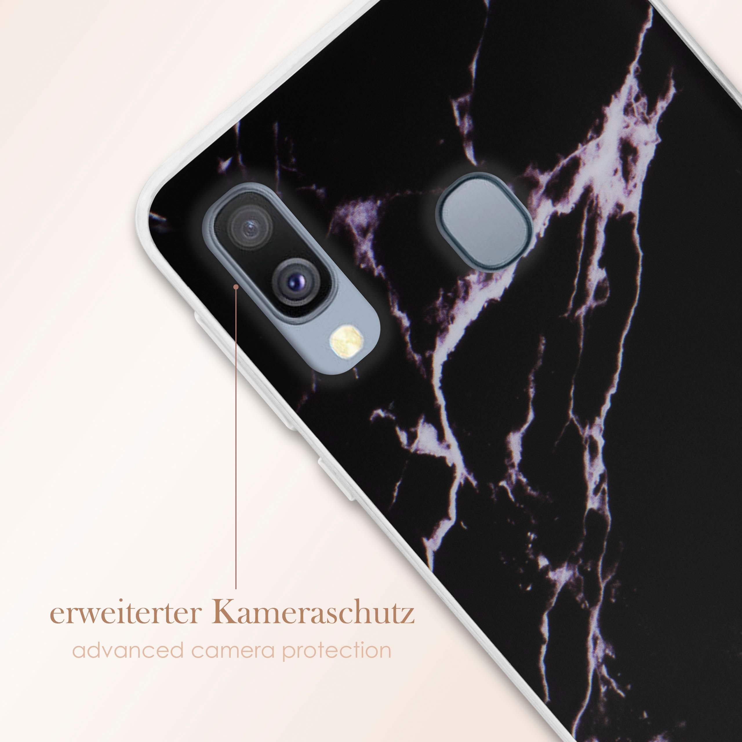 Nahaufnahme einer Handyhülle mit schwarzem Marmordesign. Text: erweiterter Kameraschutz.