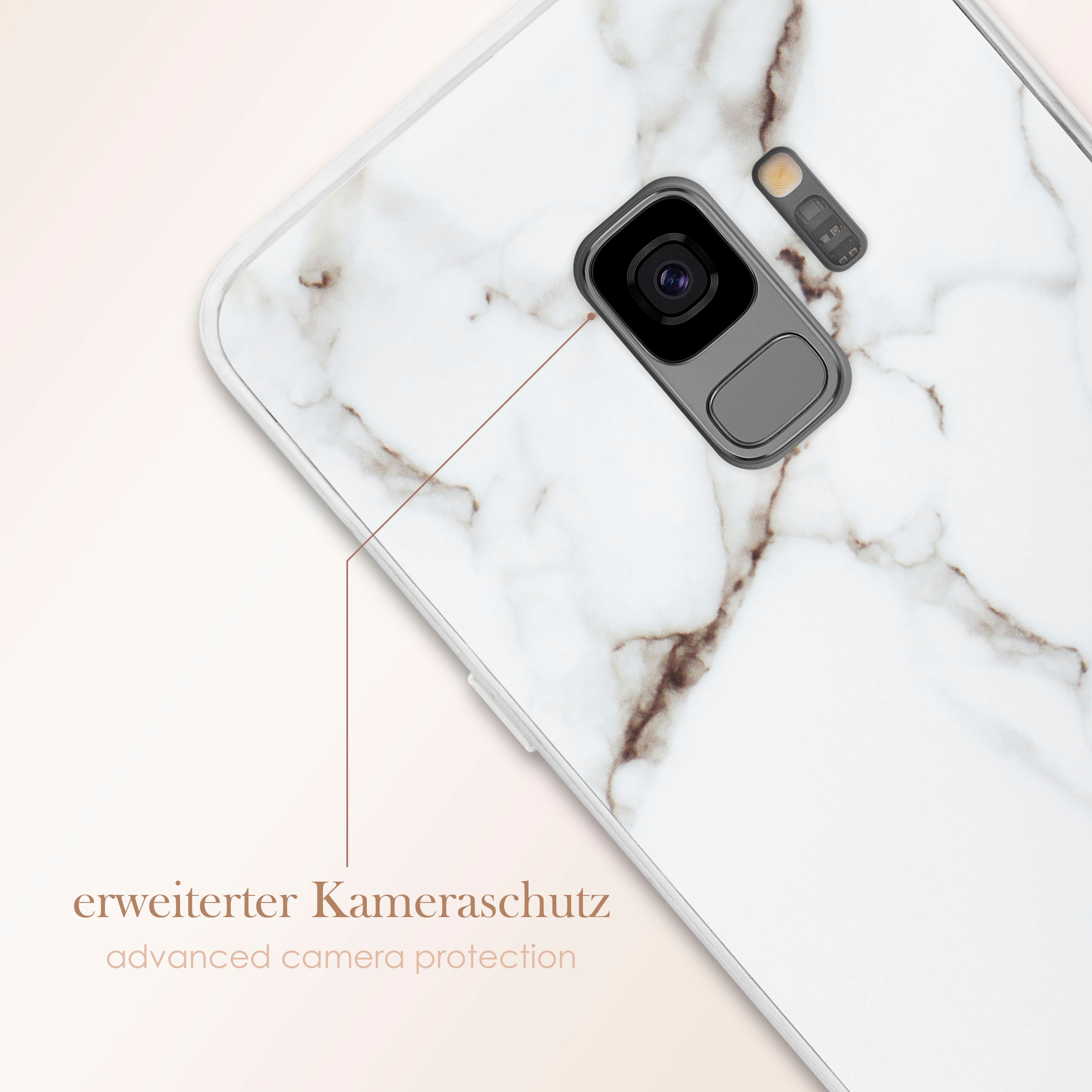 Nahaufnahme der Handyhülle mit weißem Marmordesign. Text: erweiterter Kameraschutz.