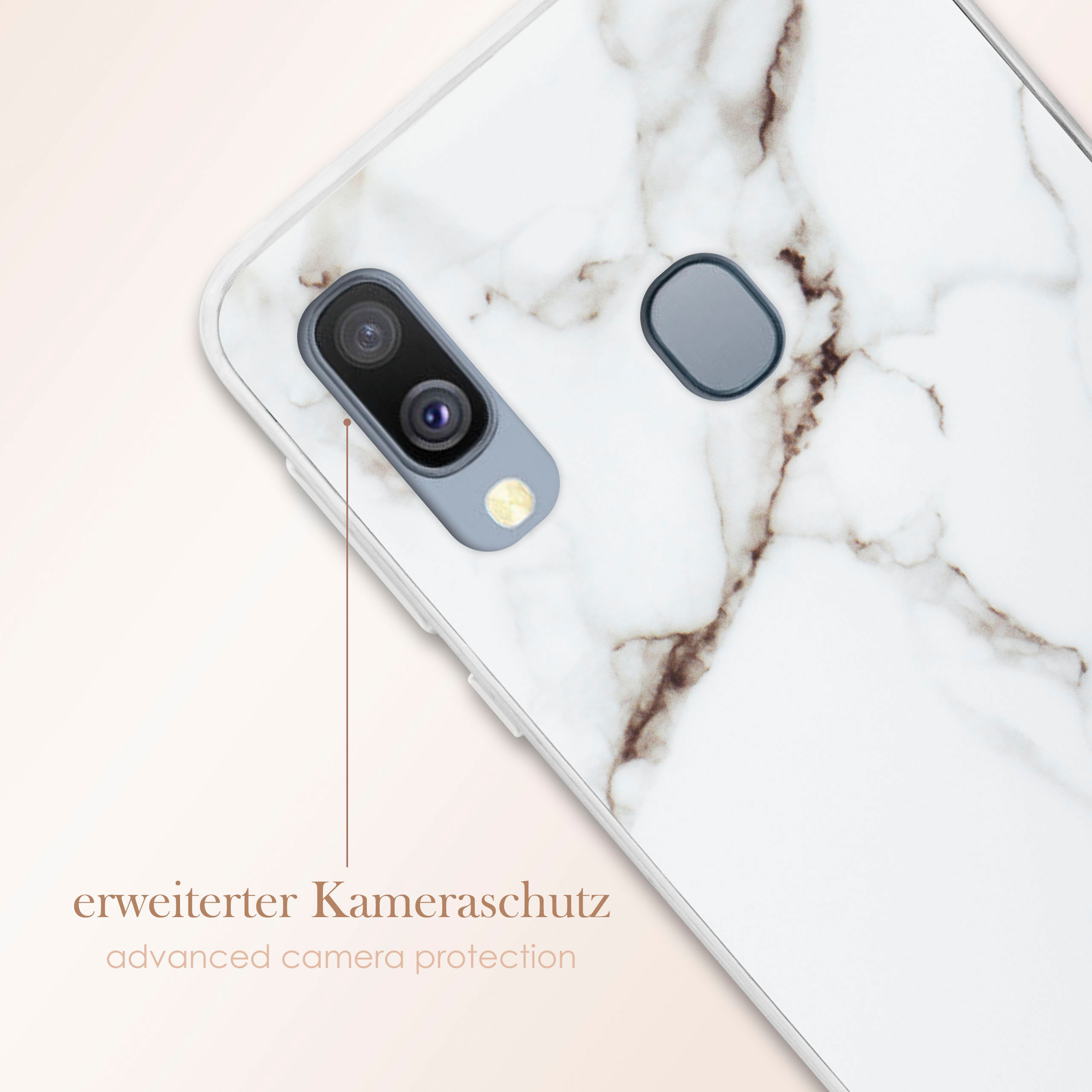 Nahaufnahme einer weißen Handyhülle mit Marmoreffekt, Text "erweiterter Kameraschutz".