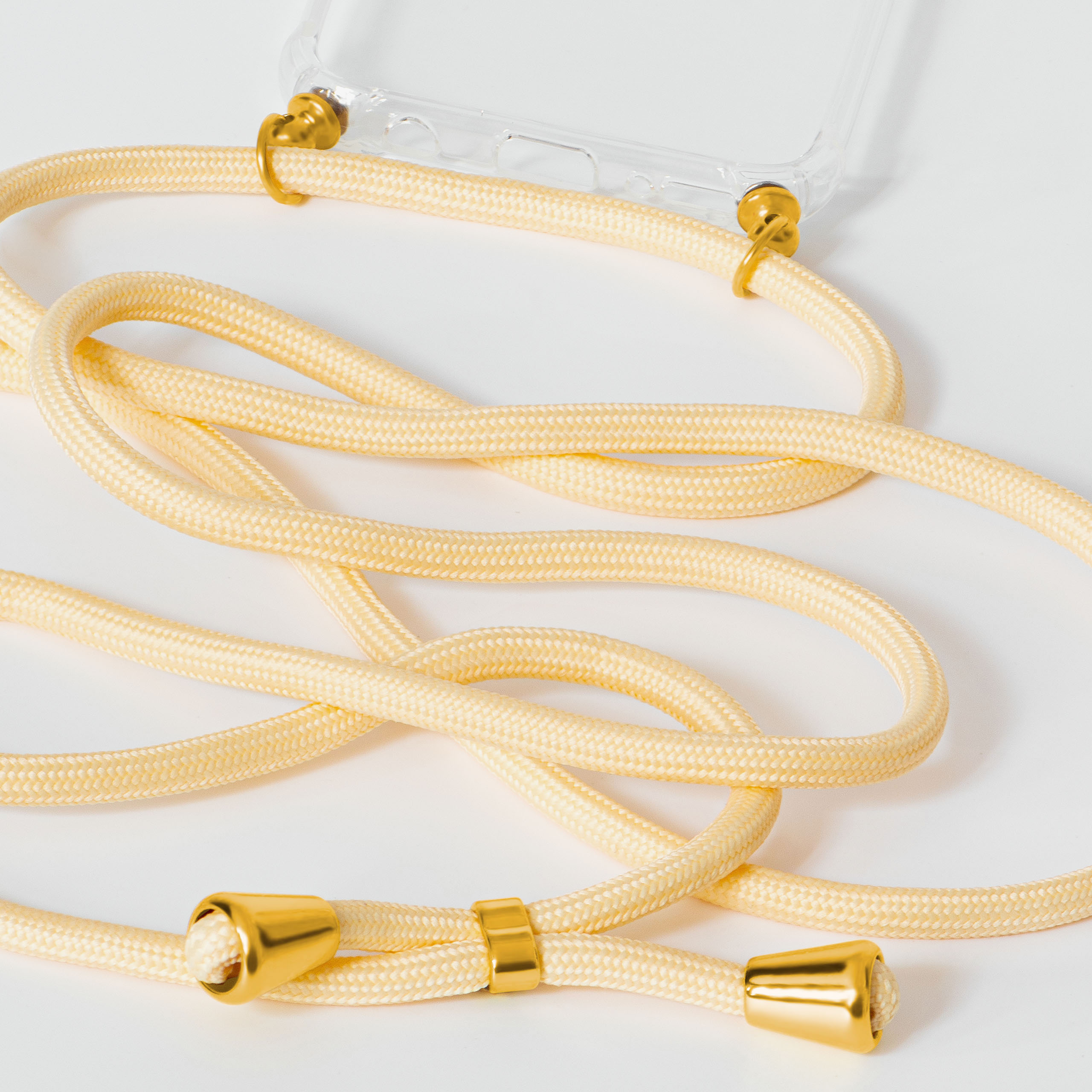 Gelbes Telefon-Lanyard mit goldenen Akzenten, hält eine transparente Handyhülle. Weißer Hintergrund.
