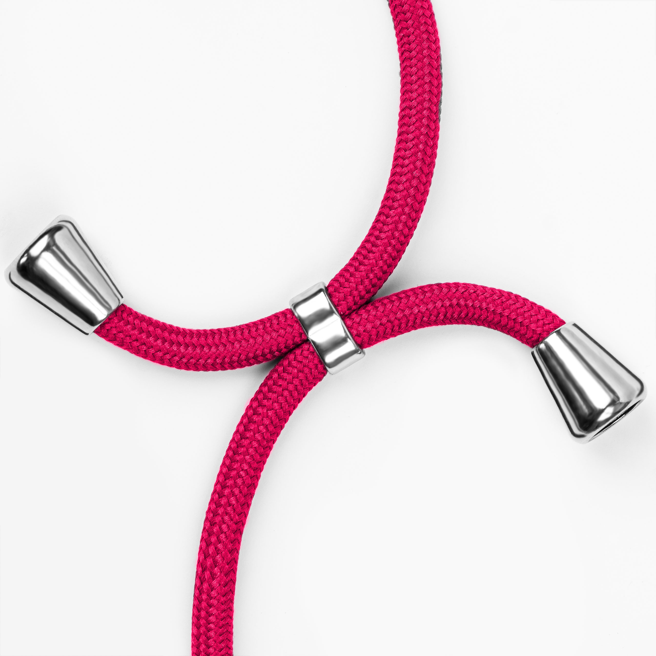 Nahaufnahme eines pinkfarbenen Handy-Lanyards mit silbernen Metallakzenten und weißem Hintergrund.