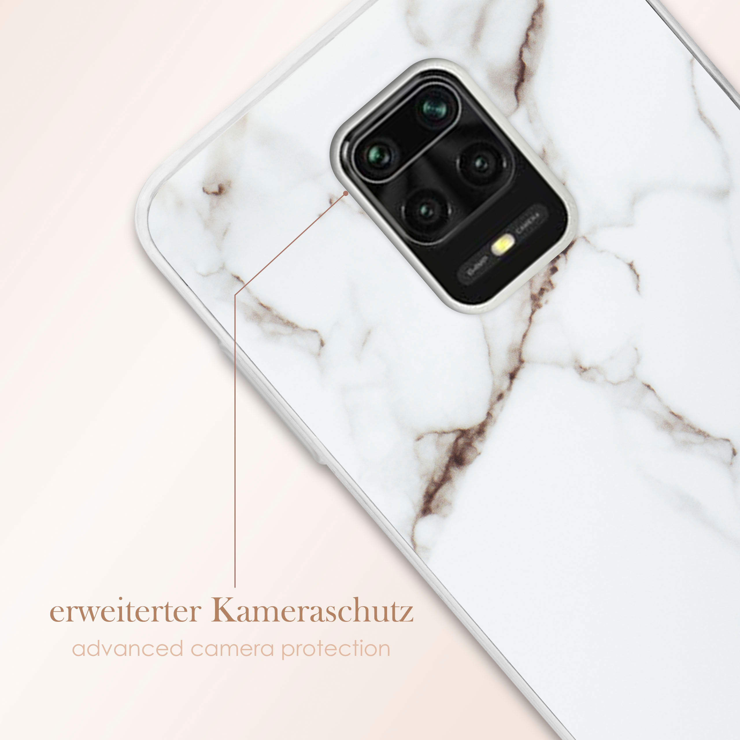 Nahaufnahme einer weißen Marmor-Handyhülle. Das Kameraobjektiv ist sichtbar, mit Text darunter.
