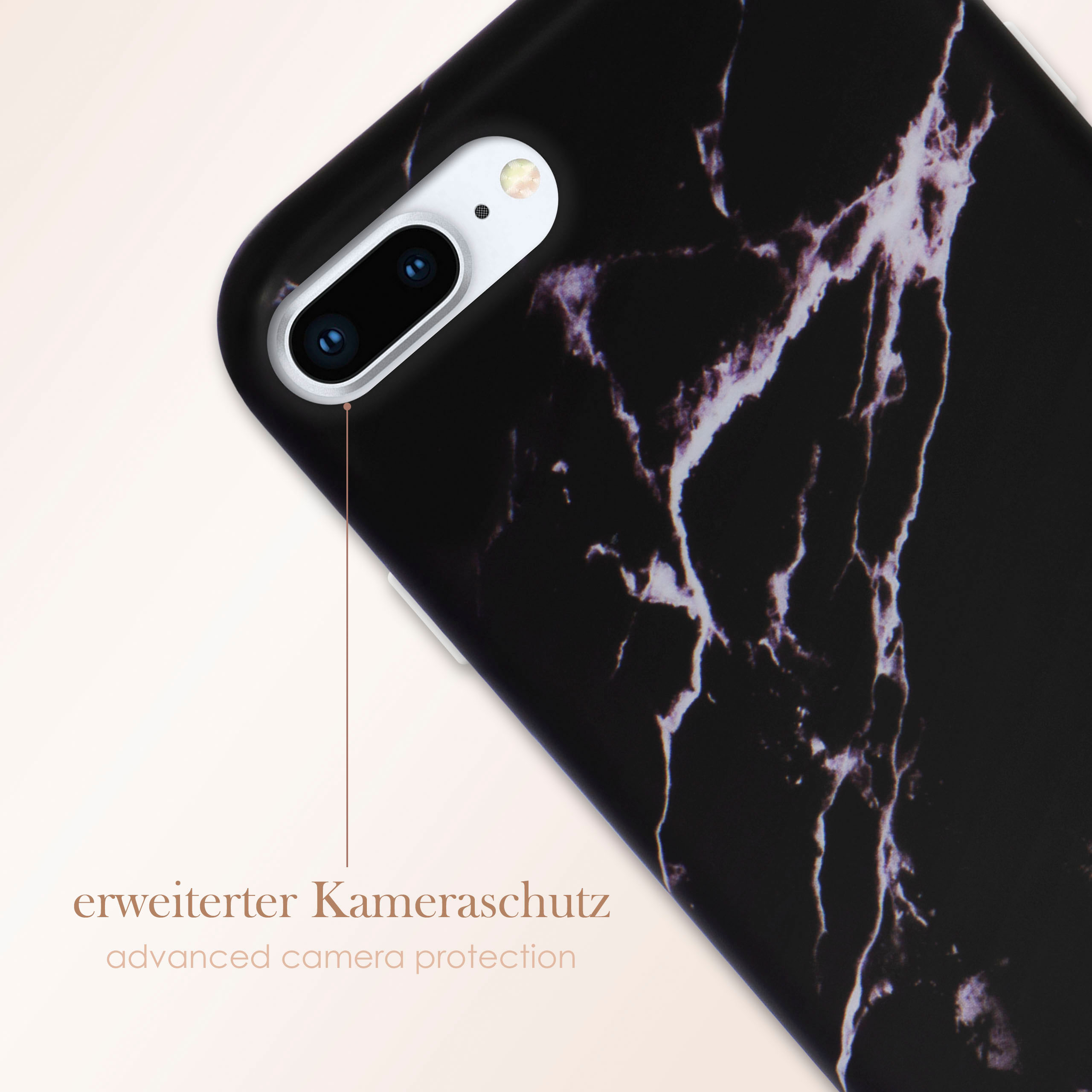 Nahaufnahme einer Handyhülle mit schwarzem Marmordesign, zeigt Kameraschutz.