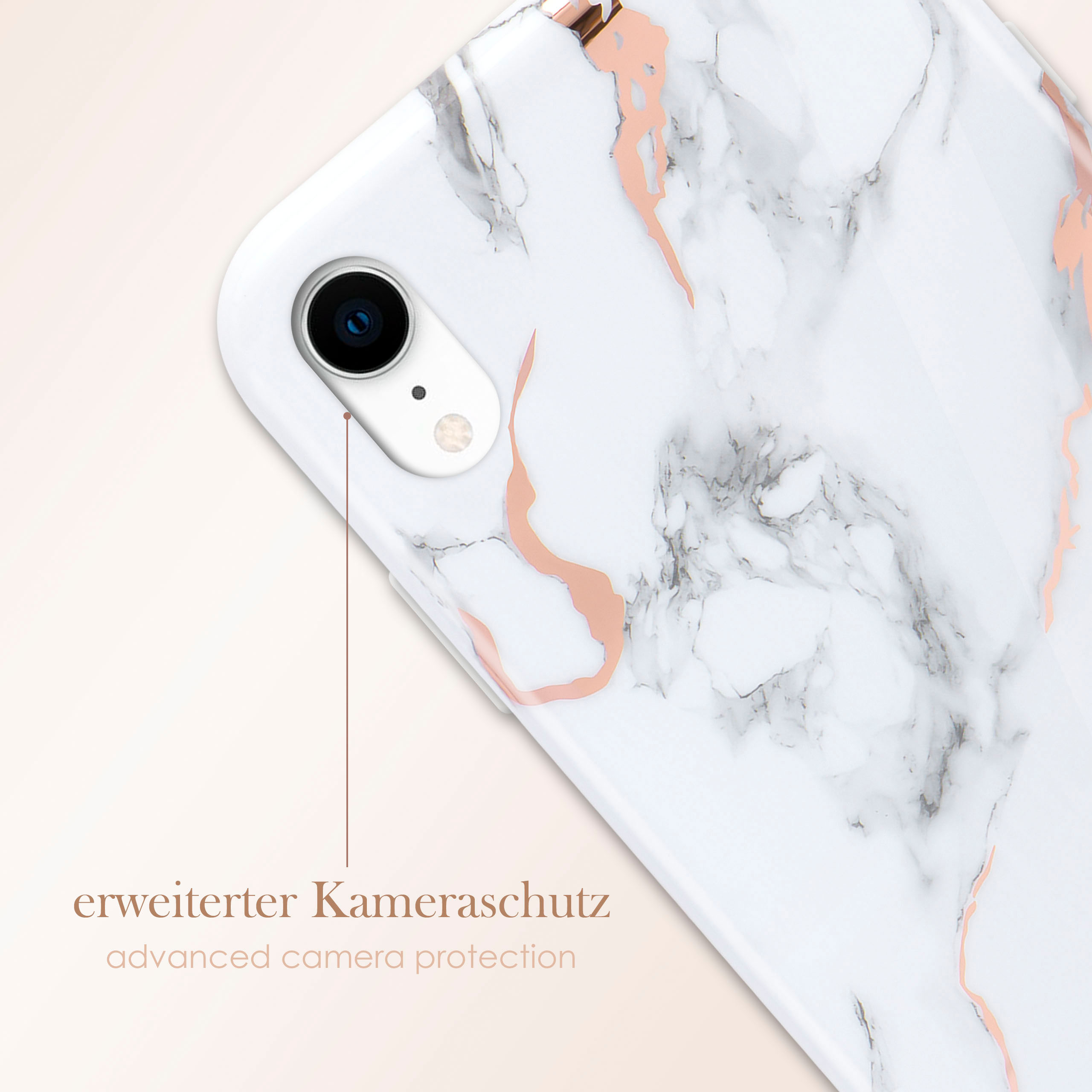 Nahaufnahme einer weißen Marmor-Handyhülle mit roségoldenen Akzenten, die die Handykamera schützt.