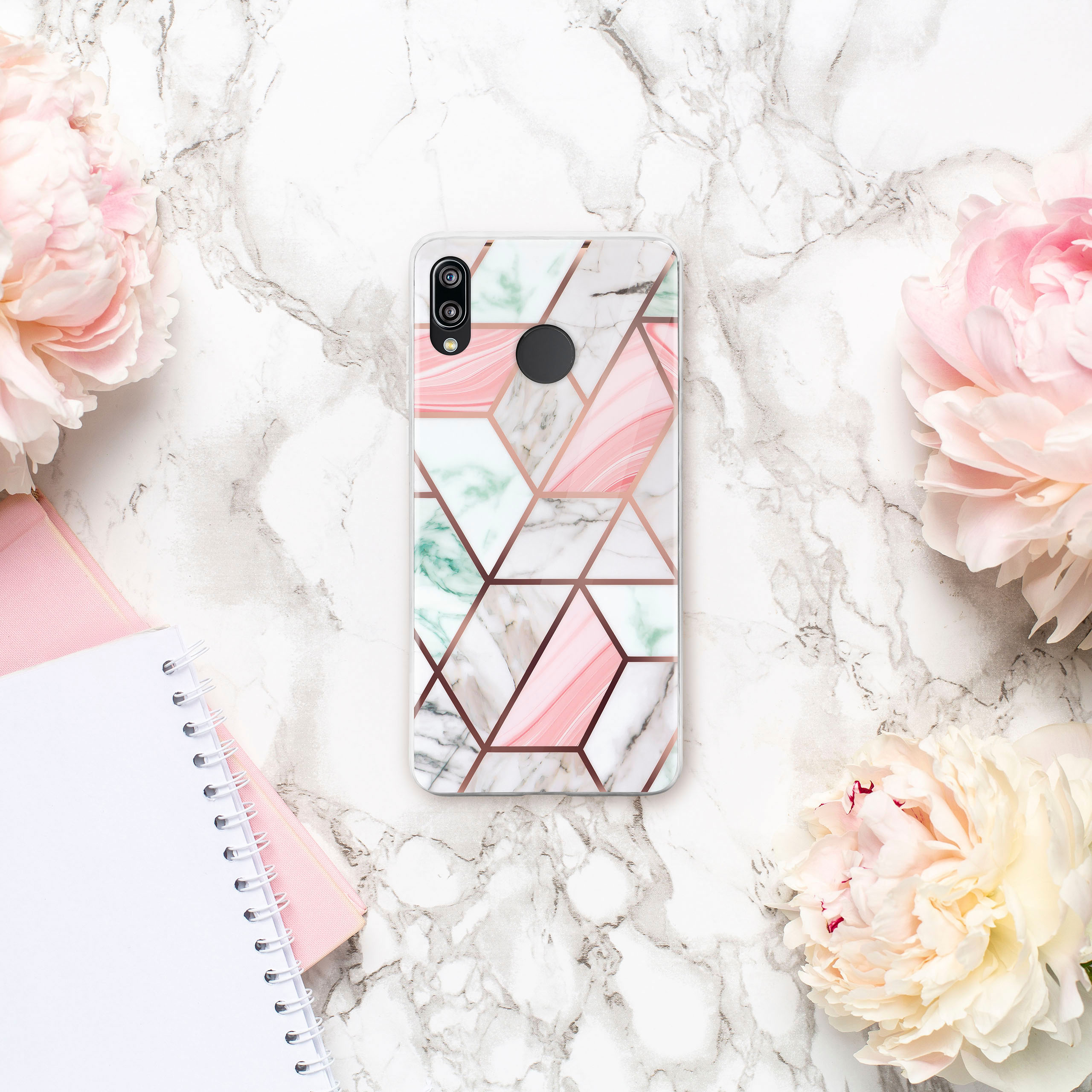 Handyhülle auf Marmor, rosa und grüne Blumen.