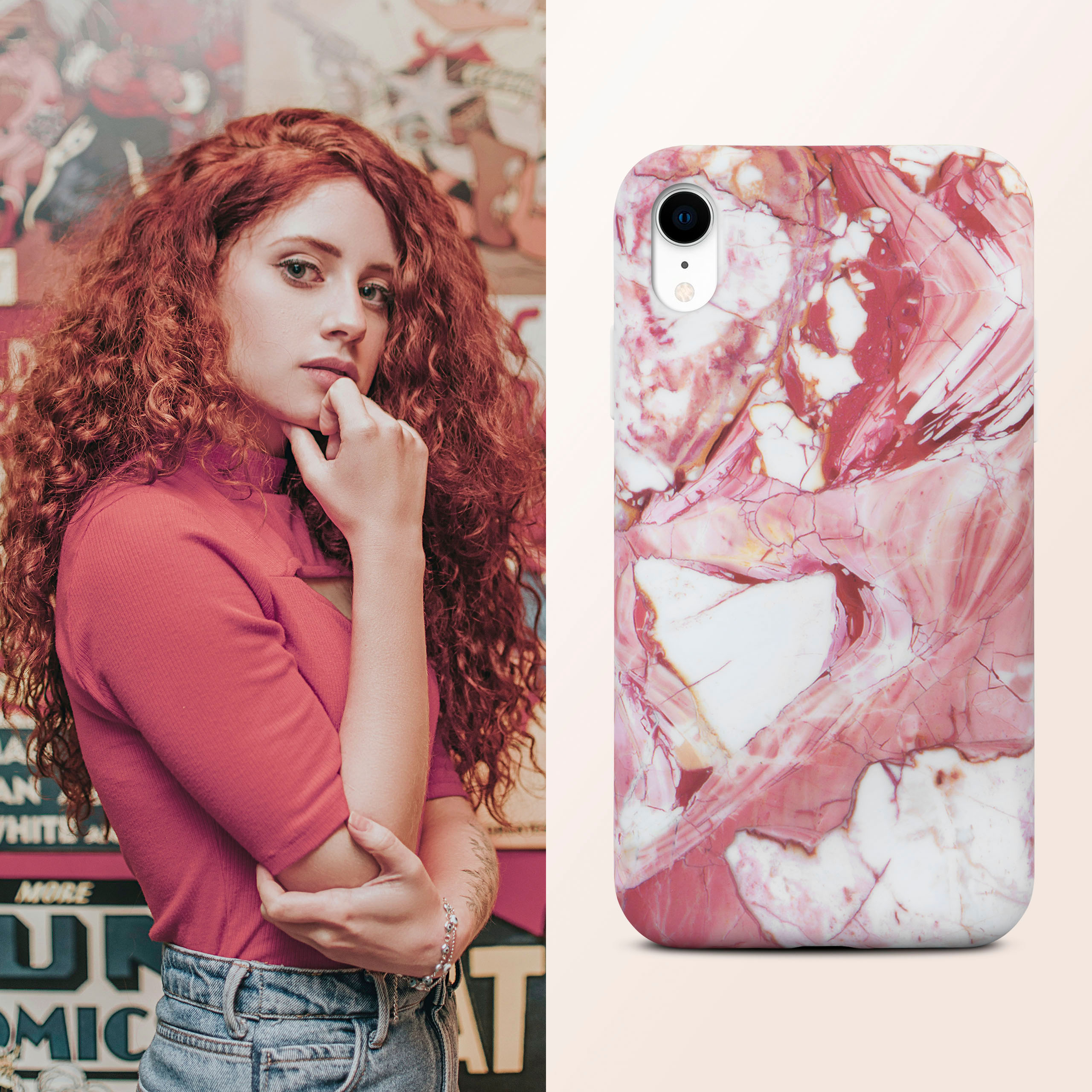 Frau hält Telefon in rosa Marmorhülle. Rote Locken. Hintergrund Poster.