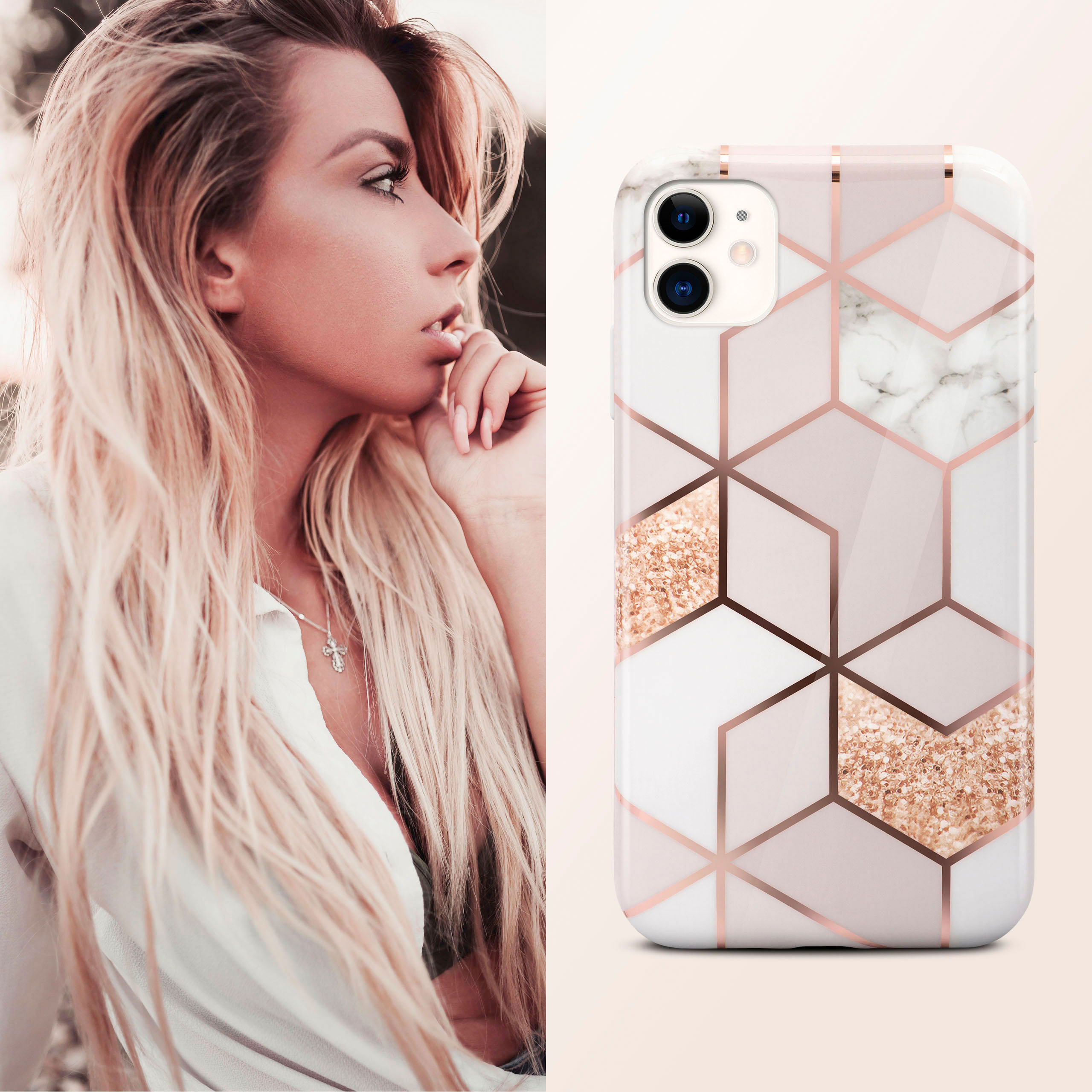 Frau mit blonden Haaren und Handyhülle mit geometrischem Design. Die Hülle hat rosa und goldene Farben.