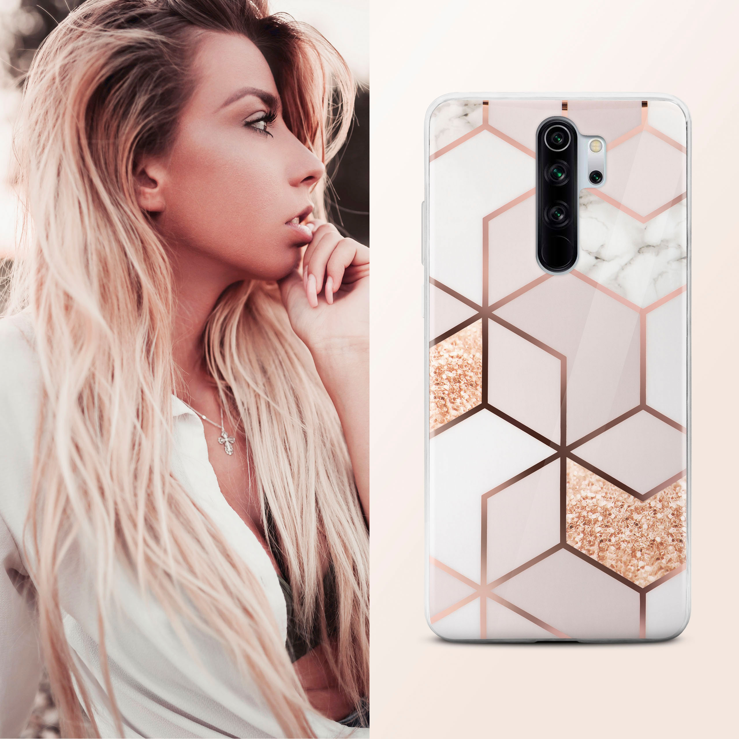 Frau blickt weg mit einer Handyhülle. Hülle hat geometrisches Muster mit rosa und goldenen Details.