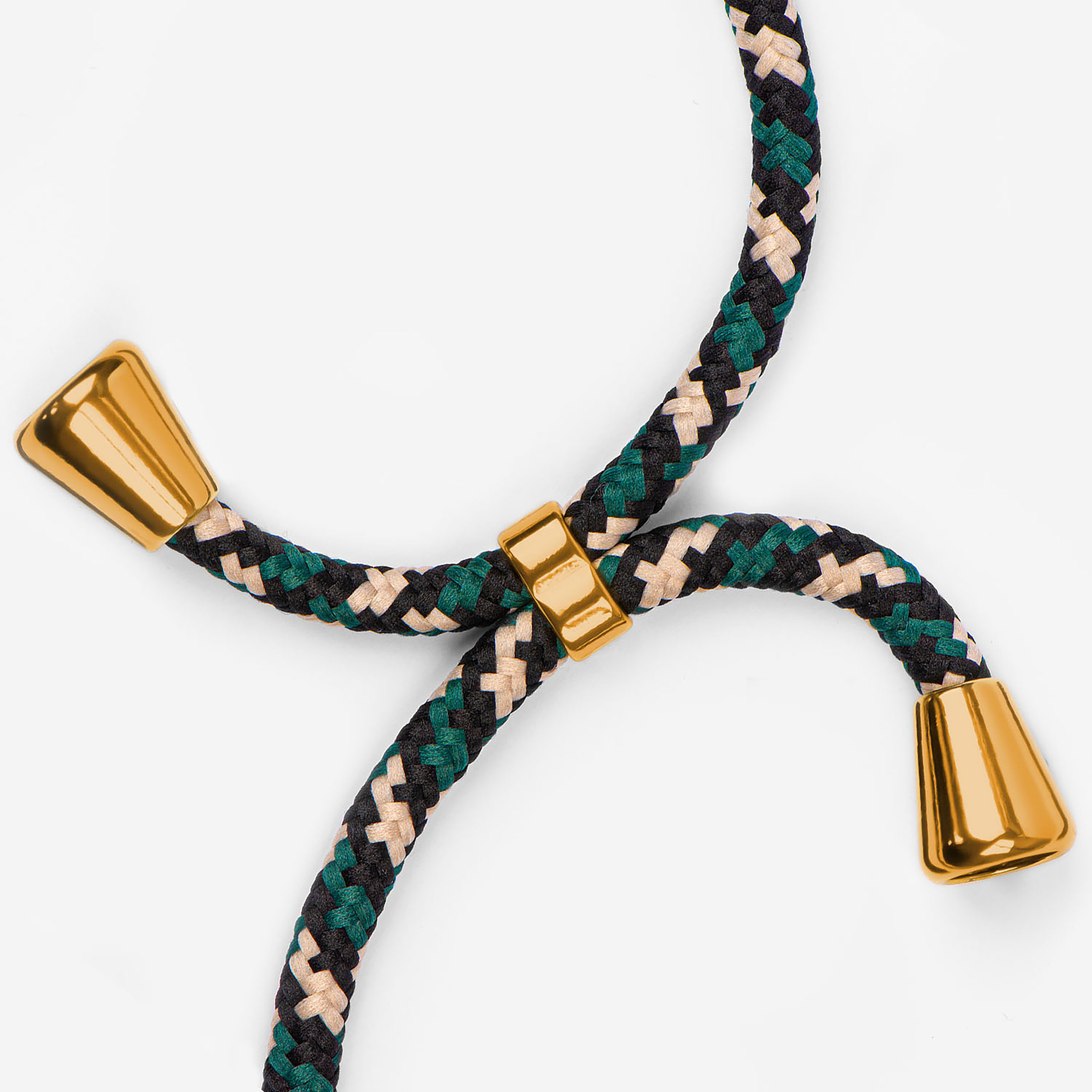 Nahaufnahme eines gewebten Telefonriemens mit grünen, schwarzen und beigen Strängen, goldene Akzente.