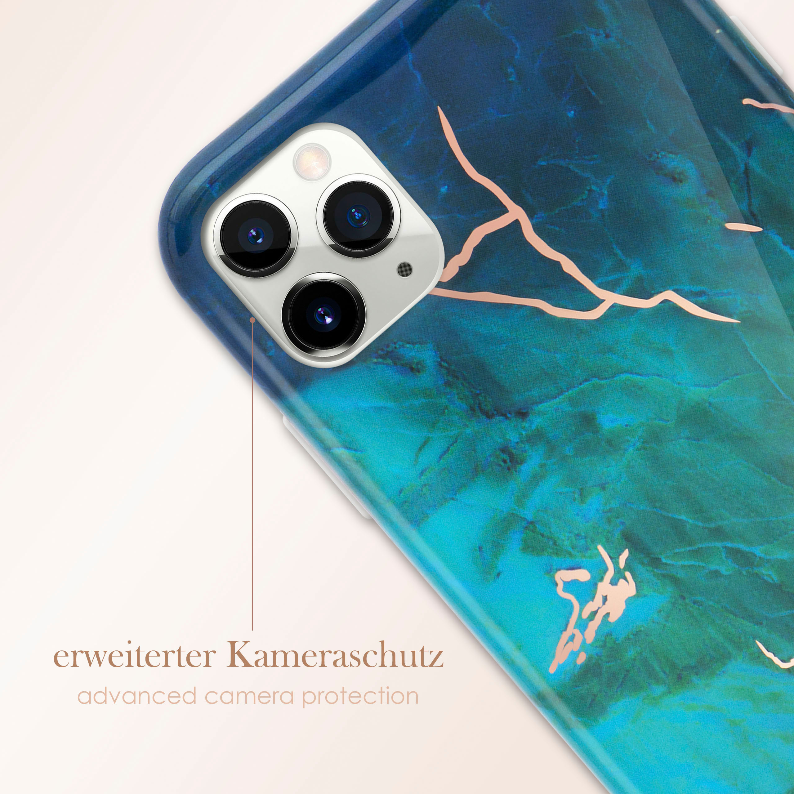 Nahaufnahme einer Handyhülle mit Marmordesign, Blau- und Goldtönen.