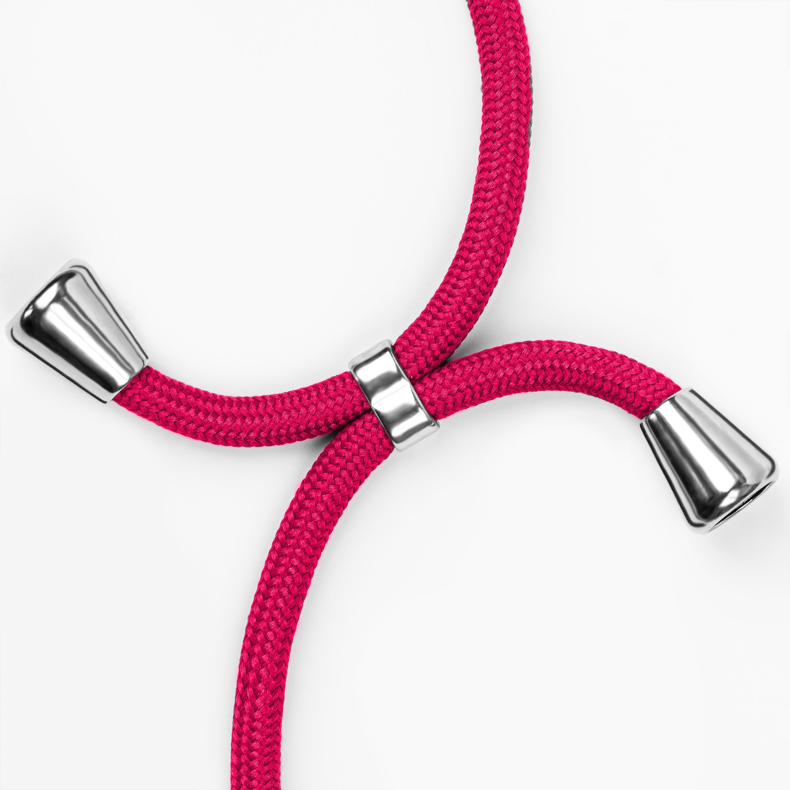 Nahaufnahme eines rosa Telefonriemens mit silbernen Metallakzenten. Der Riemen ist dick und geflochten.