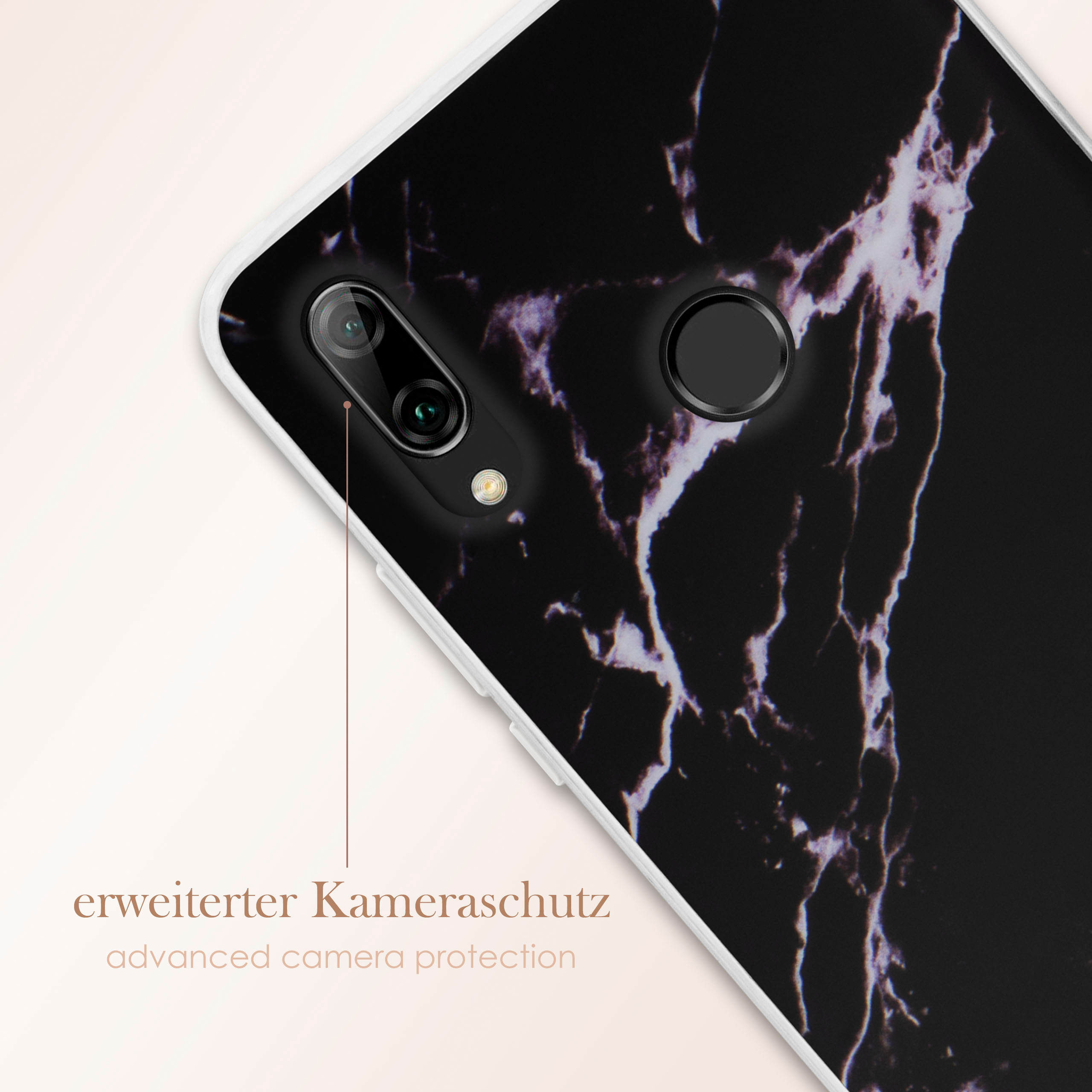 Eine Handyhülle mit Marmormuster. Text: „erweiterter Kameraschutz“. Nahaufnahme.