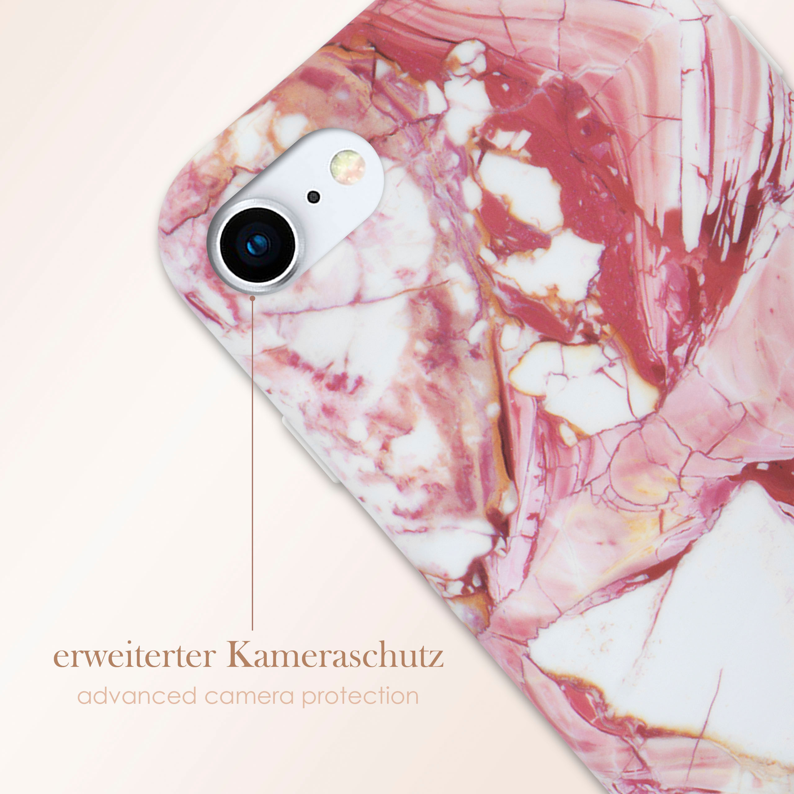 Nahaufnahme einer Handyhülle mit rosa Marmormuster. Kameralinse sichtbar. Weißer Hintergrund.