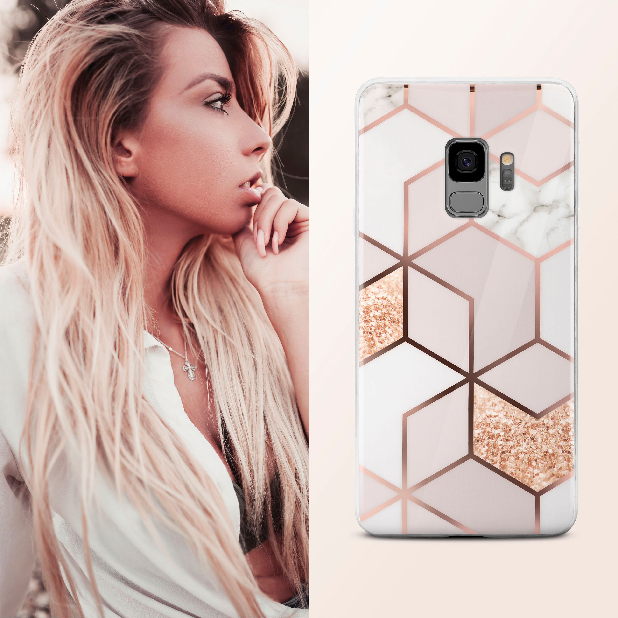 Frau mit blonden Haaren neben einem Telefon mit geometrischer pink-goldener Hülle.