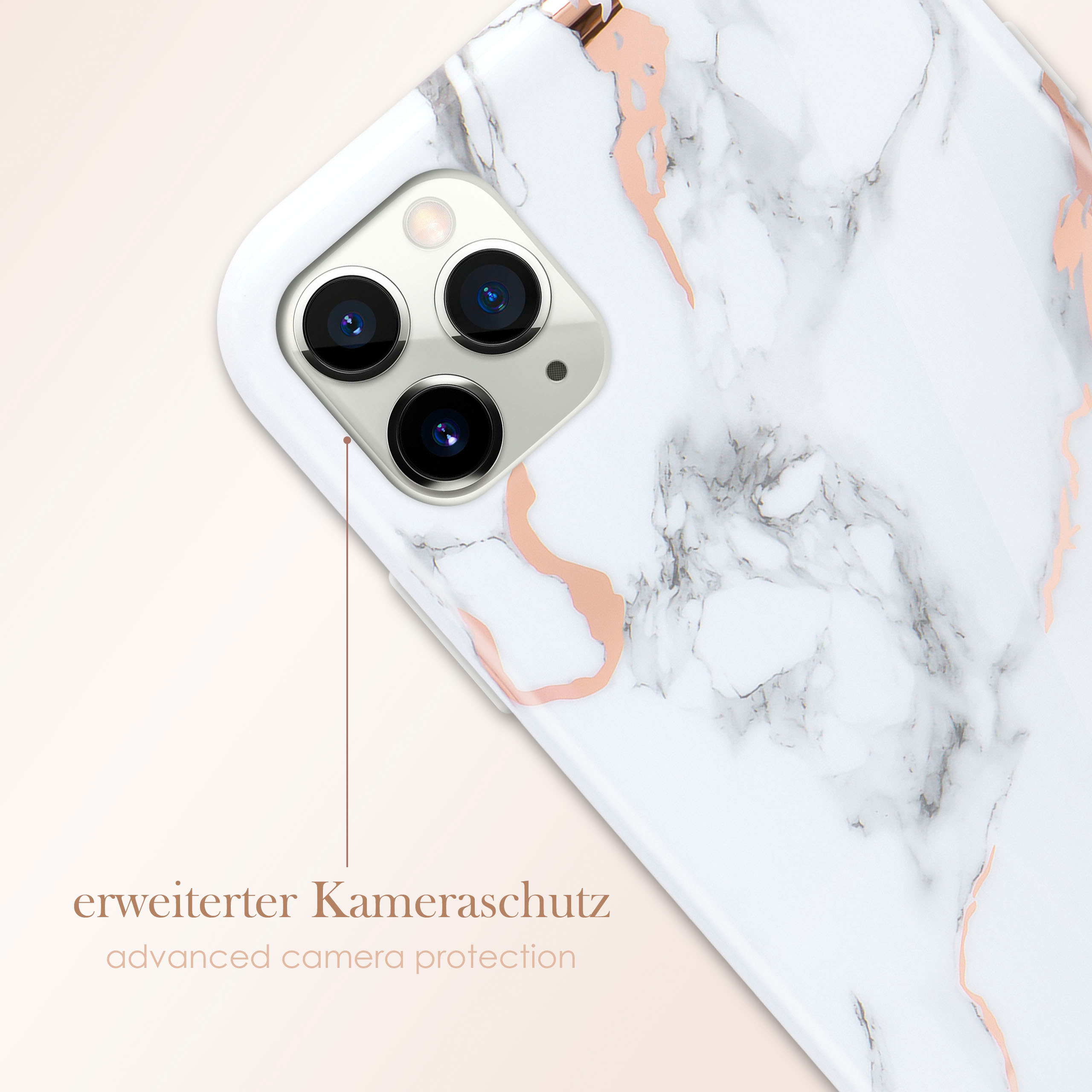 Nahaufnahme einer Handyhülle mit weißem und Marmordesign. Die Kameralinsen sind sichtbar.
