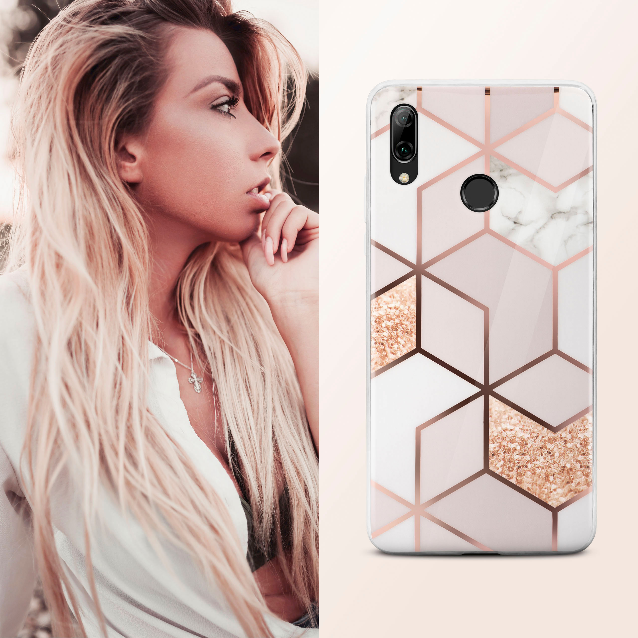 Blonde Frau mit Handyhülle. Hülle hat rosa und gold geometrisches Design. Telefon ist in der Nähe ihres Gesichts.