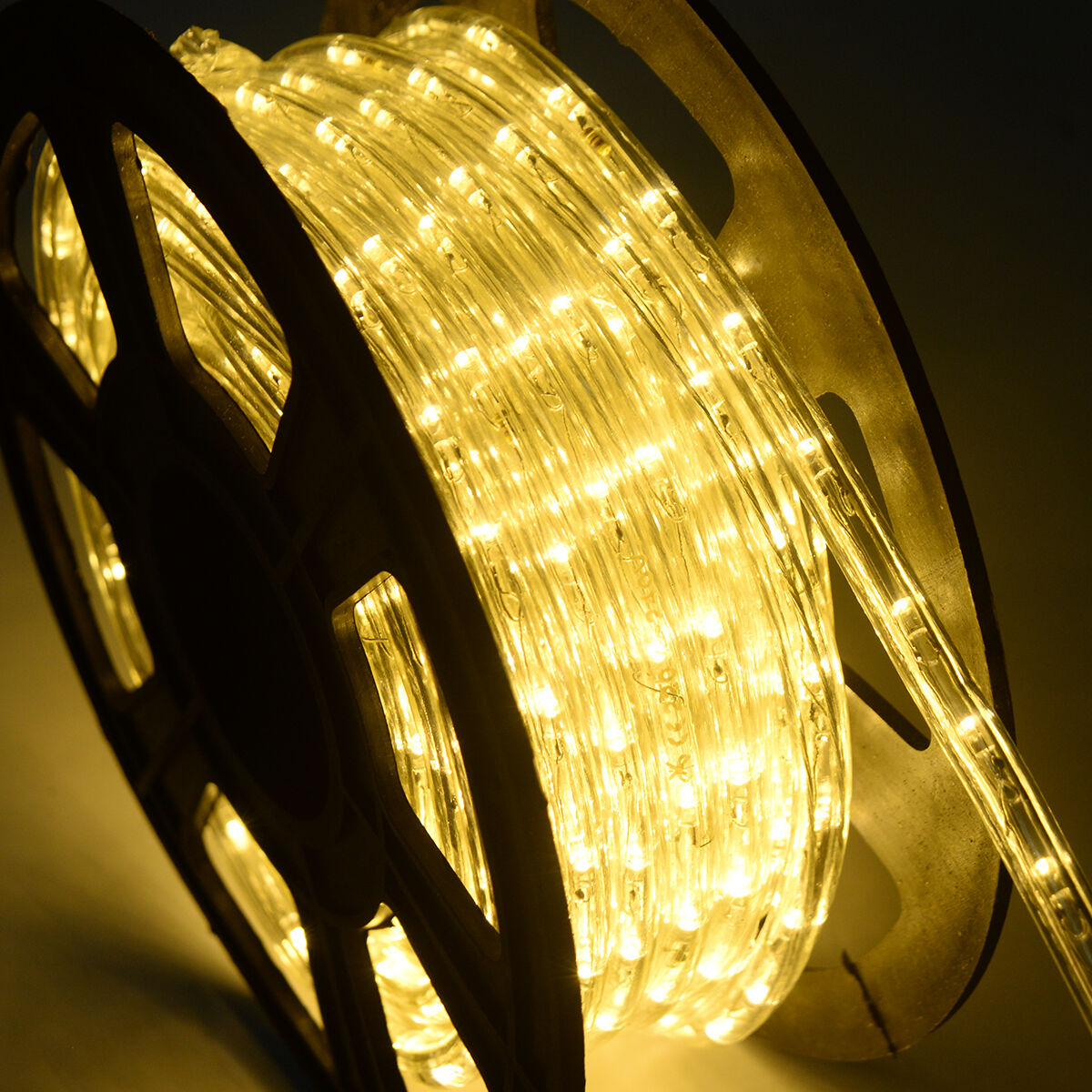 Nahaufnahme einer Rolle gelber LED-Lichtbänder. Die Lichter sind um eine Spule gewickelt.
