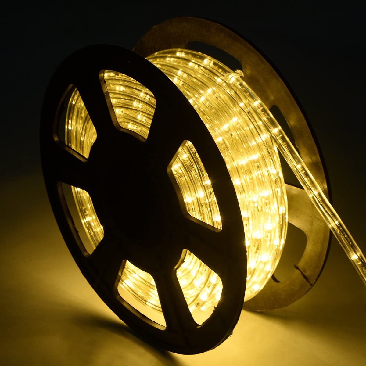 Eine Rolle LED-Streifenlichter, aufgerollt und beleuchtet, die einen warmen gelben Schein erzeugen.
