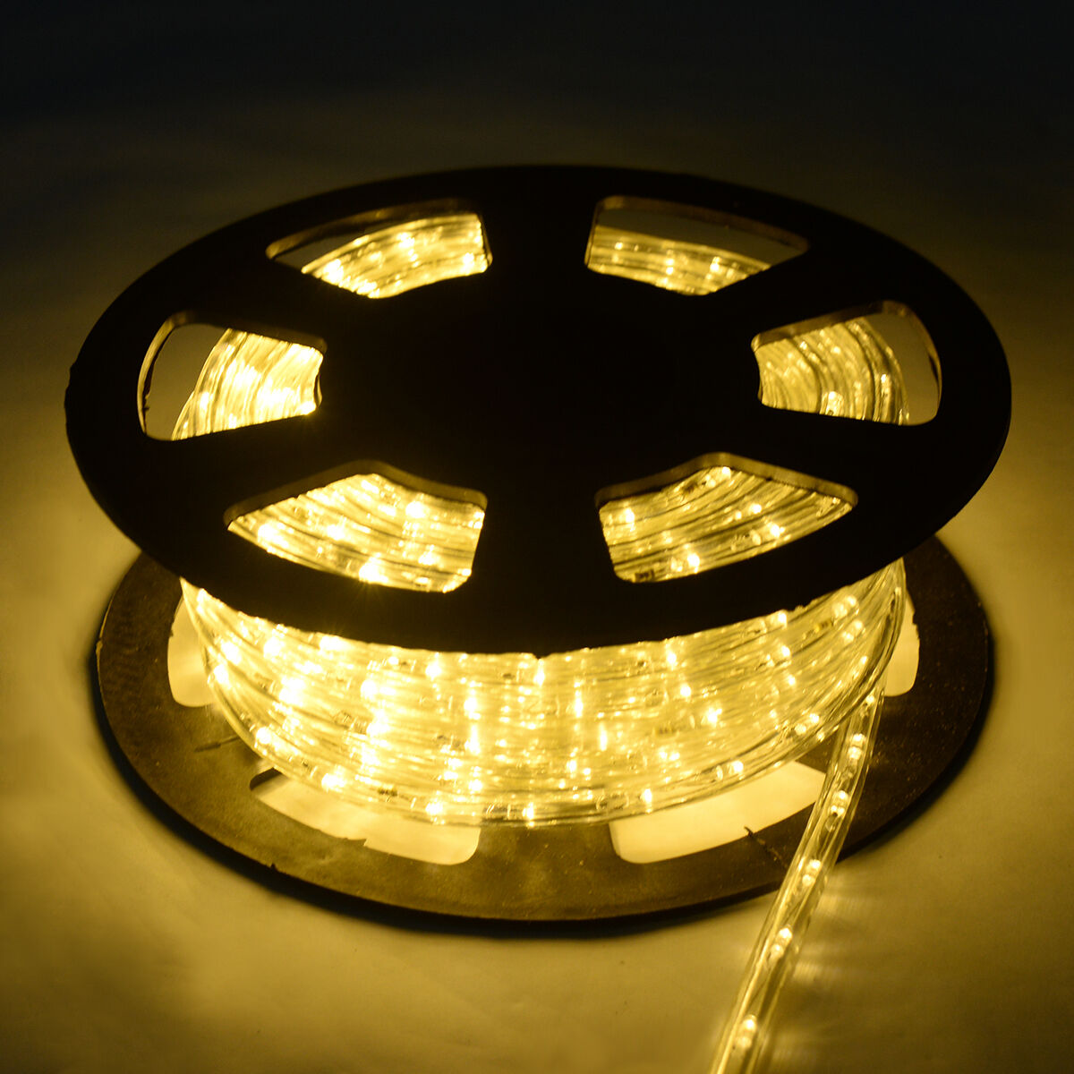 Eine Spule gelber LED-Seil-Lichter. Lichter sind auf einer schwarzen Spule mit Aussparungen aufgerollt.