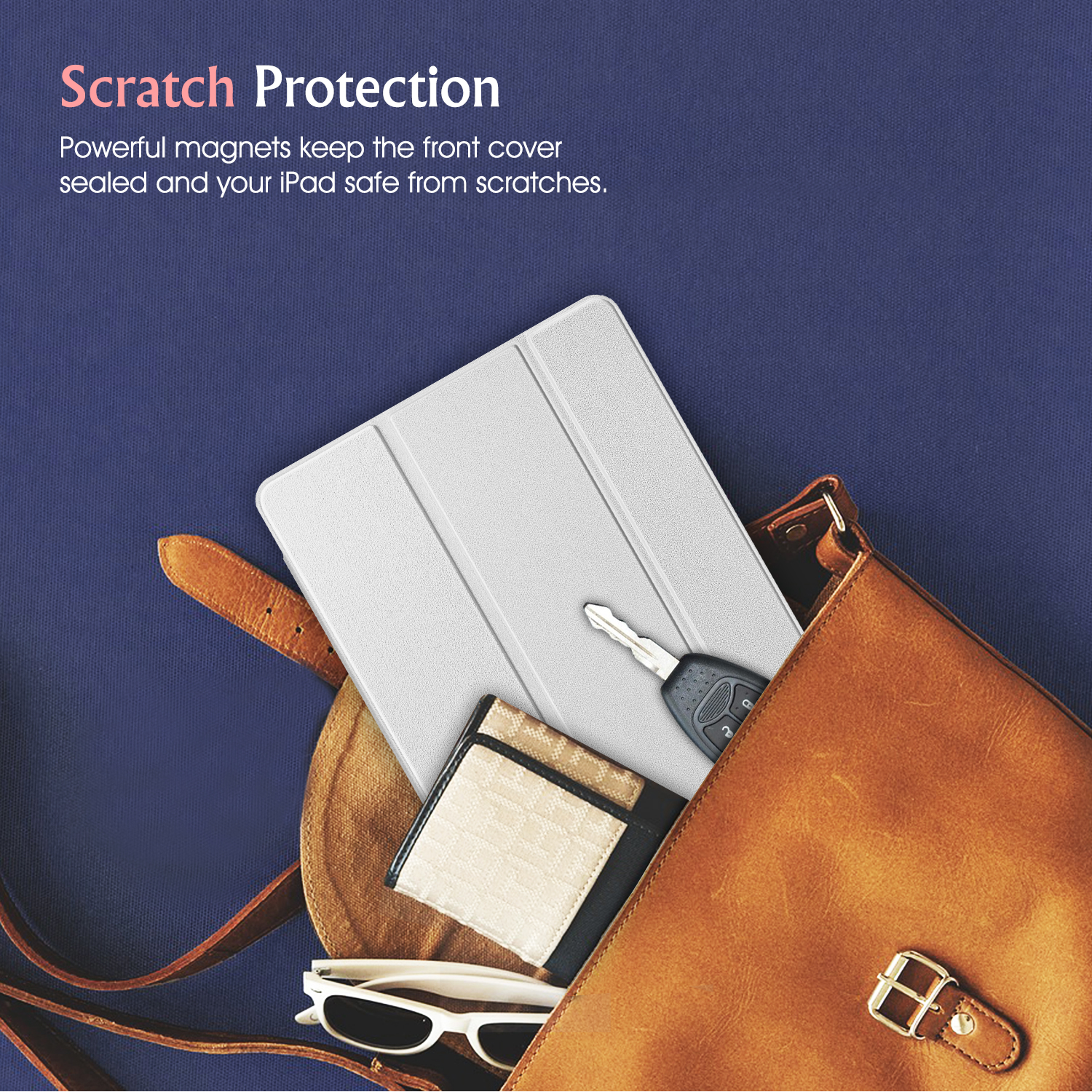 Ein iPad mit weißer Hülle, eine Brieftasche, ein Schlüssel und eine Sonnenbrille in einer braunen Ledertasche. Der Hintergrund ist blau.