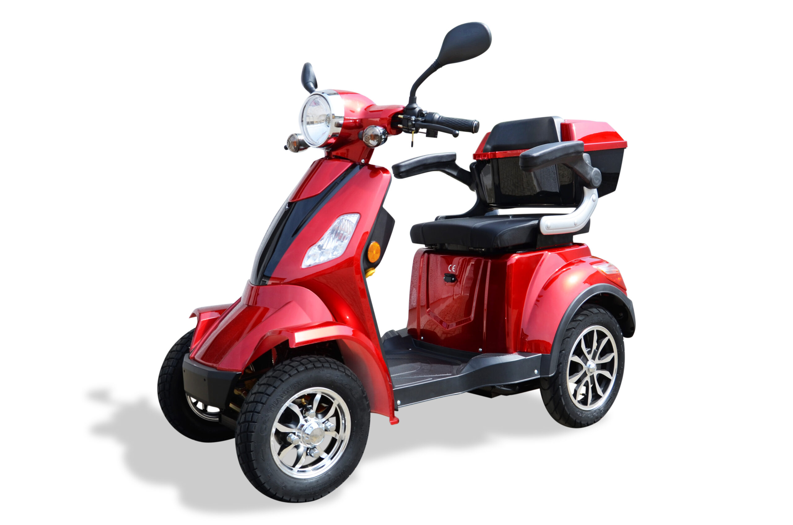 Ein roter Mobilitätsscoter auf weißem Hintergrund. Er hat drei Räder und einen Korb.