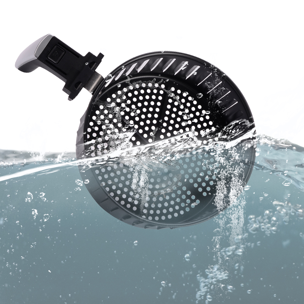 Fritteusenkorb im Wasser. Schwarzer Korb mit Löchern. Blasen. Weißer Hintergrund.