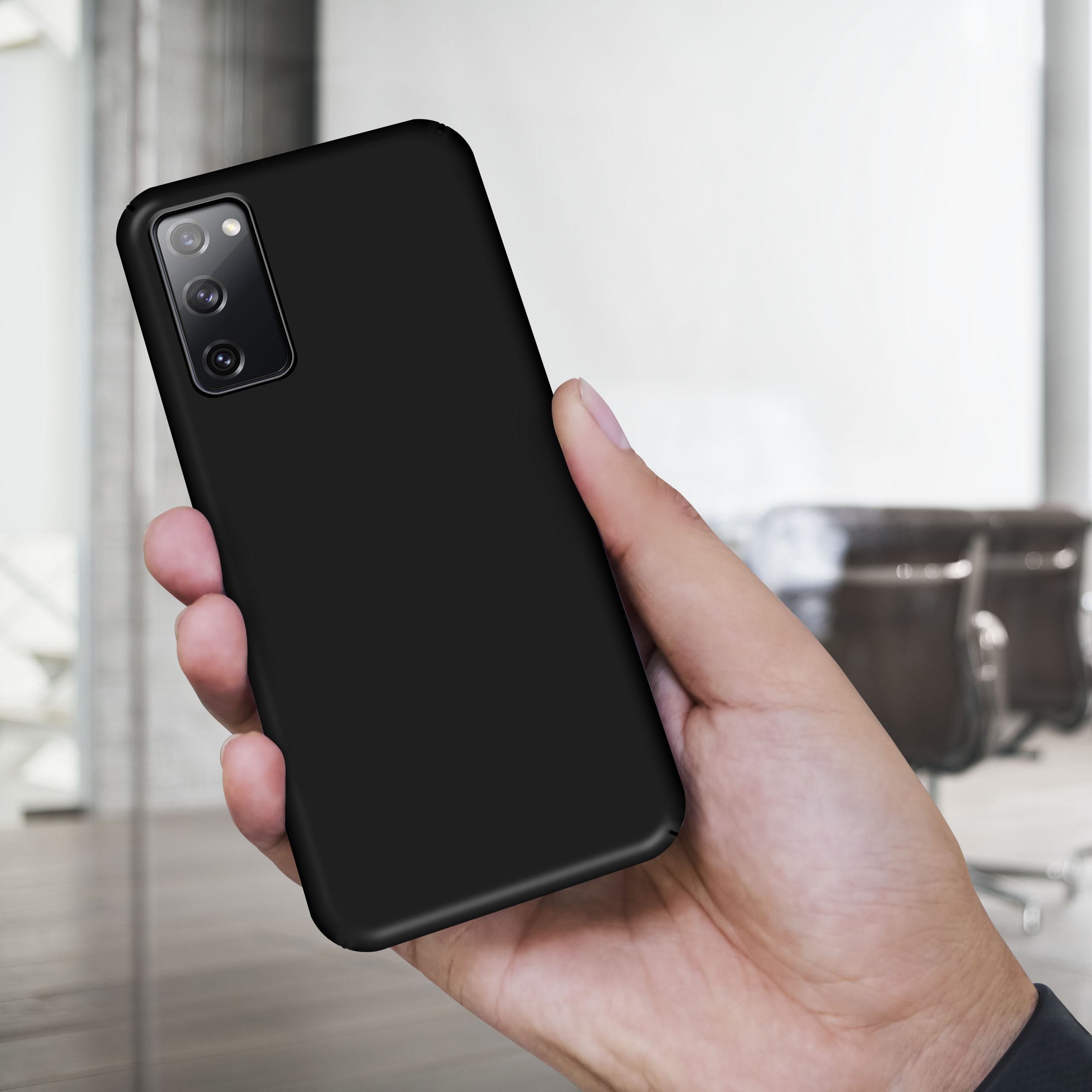Eine Hand, die ein schwarzes Telefon mit Kamera hält, mit den Worten „PERFECT HANDLING“, „ULTRASLIM CASE“.