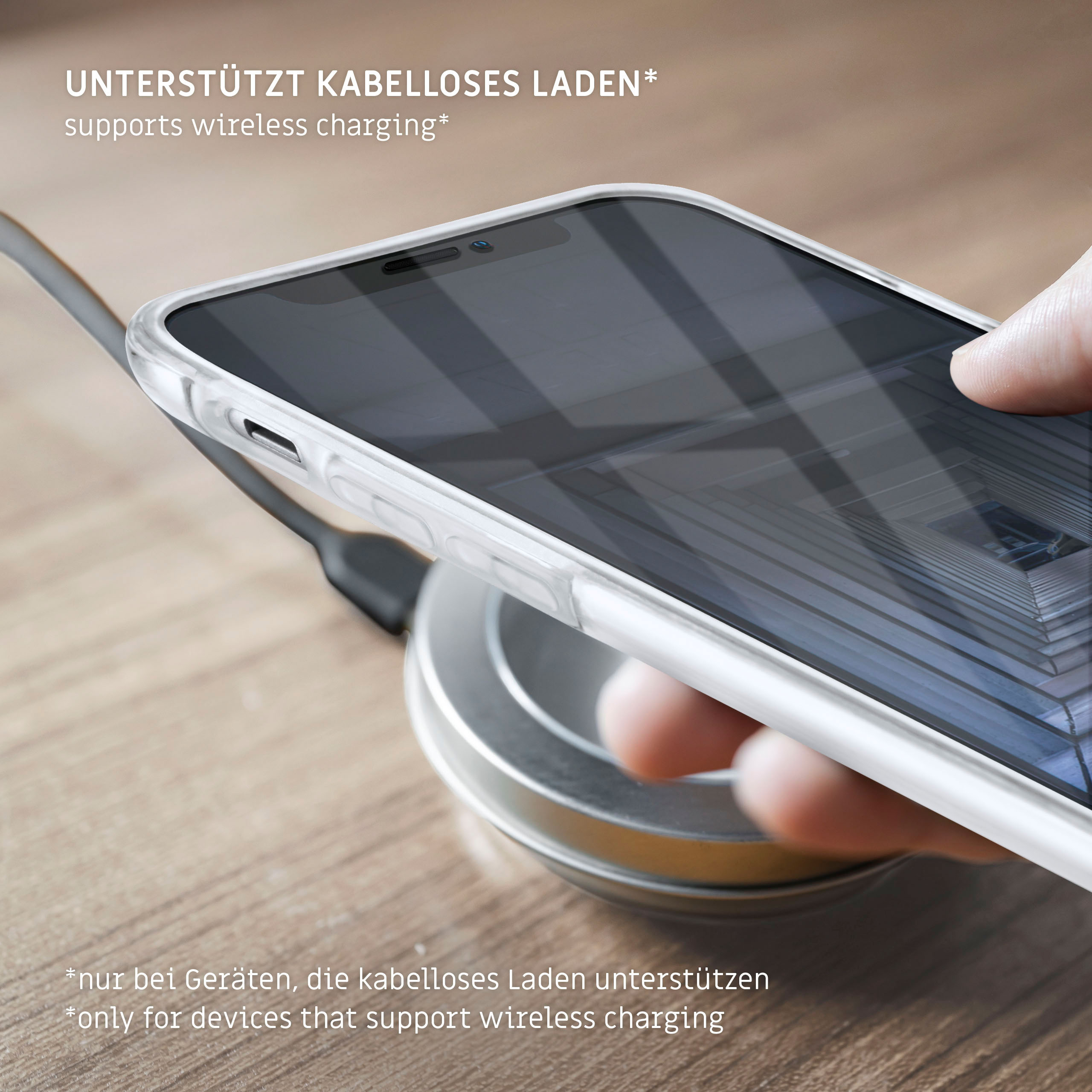 Telefon wird kabellos geladen. Hand mit Telefon in klarer Hülle. Text: Unterstützt kabelloses Laden.