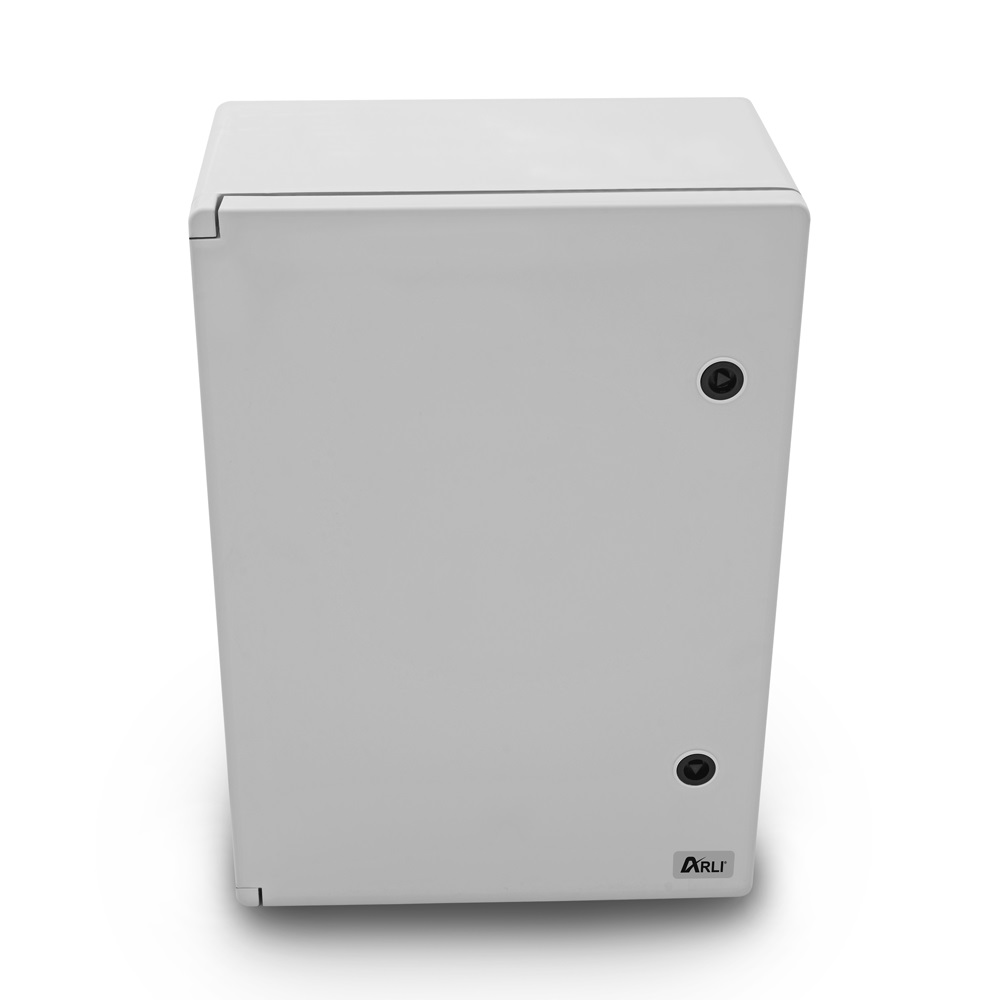 Eine weiße, rechteckige Elektrobox mit zwei schwarzen kreisförmigen Knöpfen und einem Logo.