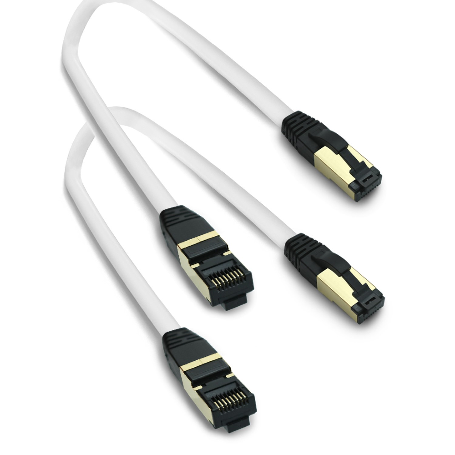 Drei weiße Ethernet-Kabel mit schwarzen und goldenen Steckern auf weißem Hintergrund angeordnet.