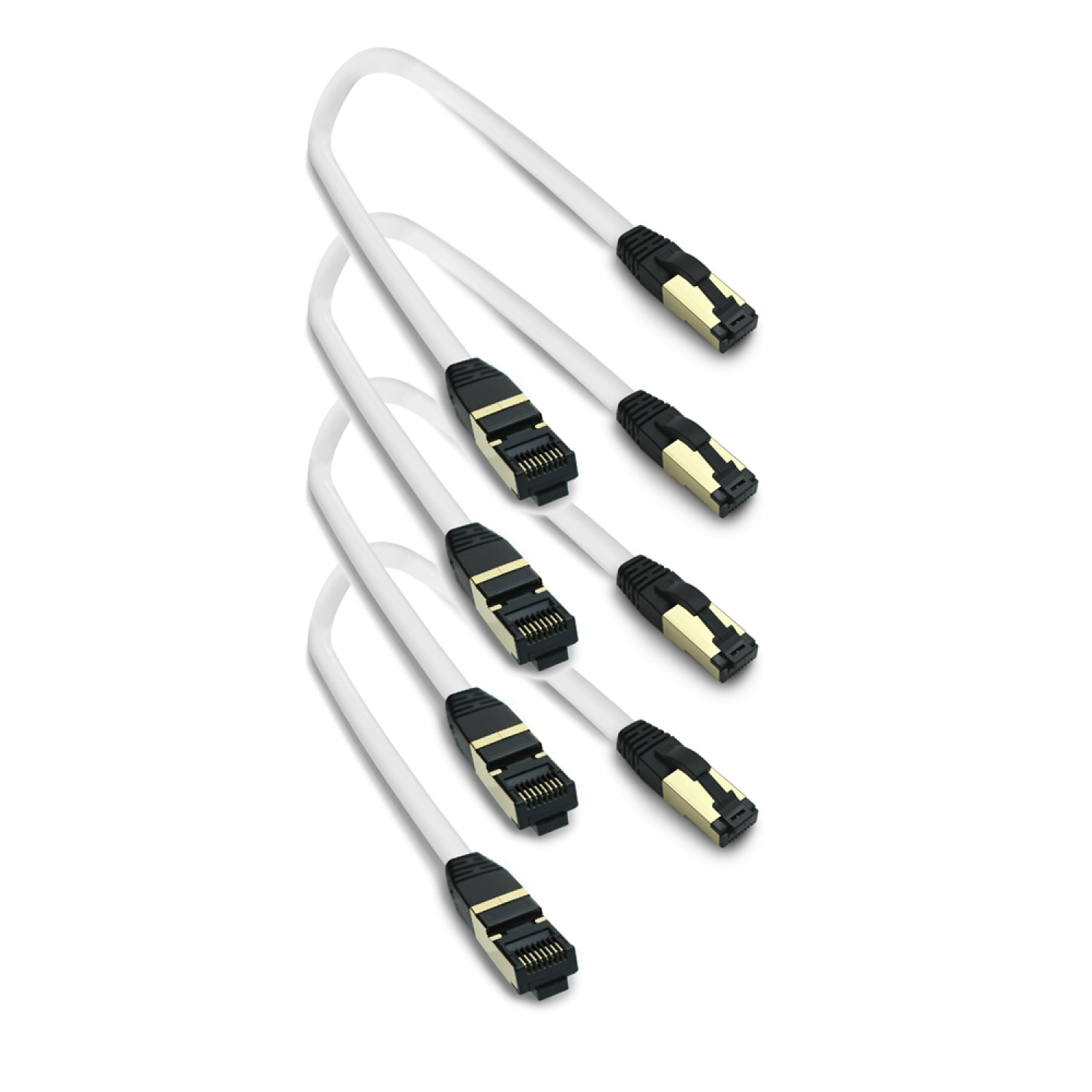 Fünf weiße Ethernet-Kabel mit schwarzen und goldenen Steckern, angeordnet auf einer weißen Oberfläche.