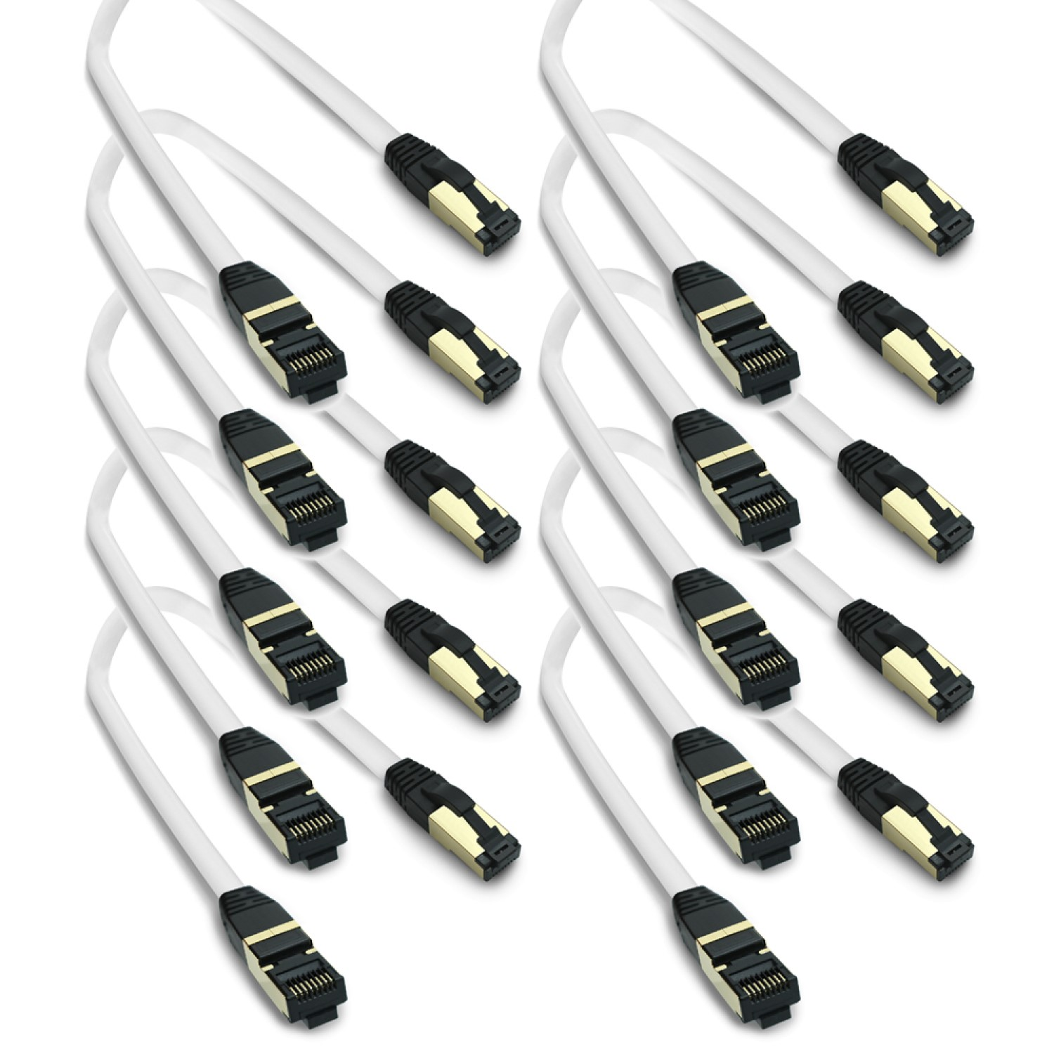 Weiße Ethernet-Kabel mit Gold-Anschlüssen, angeordnet auf weißem Hintergrund.