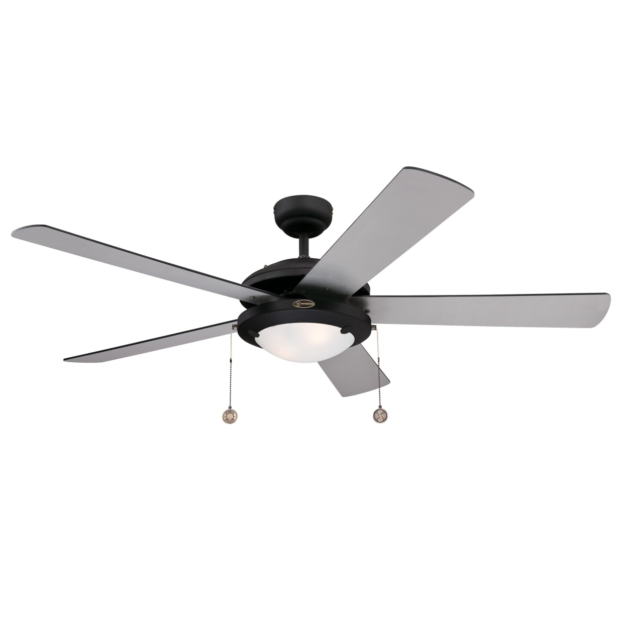 Ein schwarzer Deckenventilator mit fünf Flügeln und einer zentralen Leuchte. Der Ventilator ist aus.