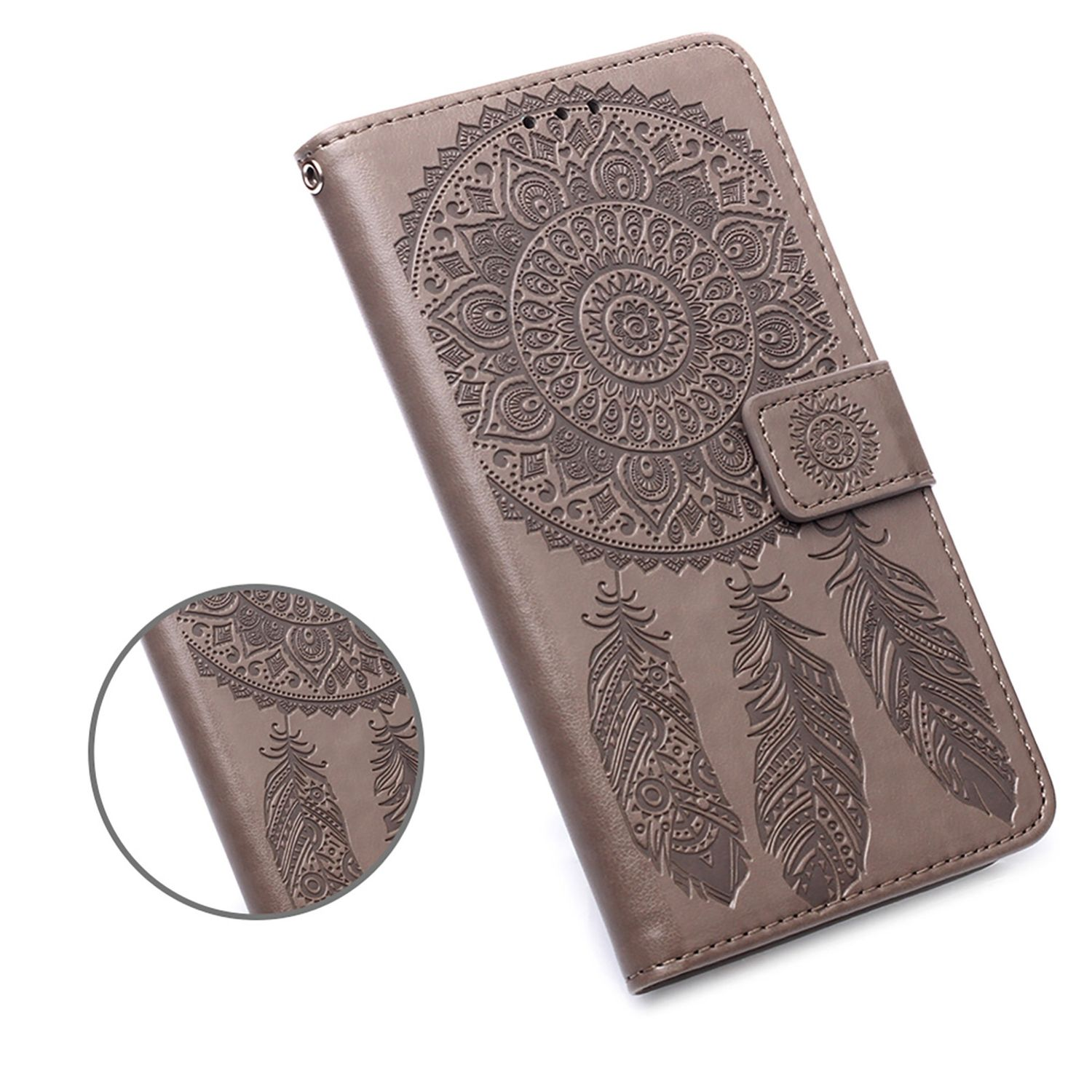 Braune Leder-Handyhülle mit geprägtem Mandala- und Feder-Design. Rundes Detail links.