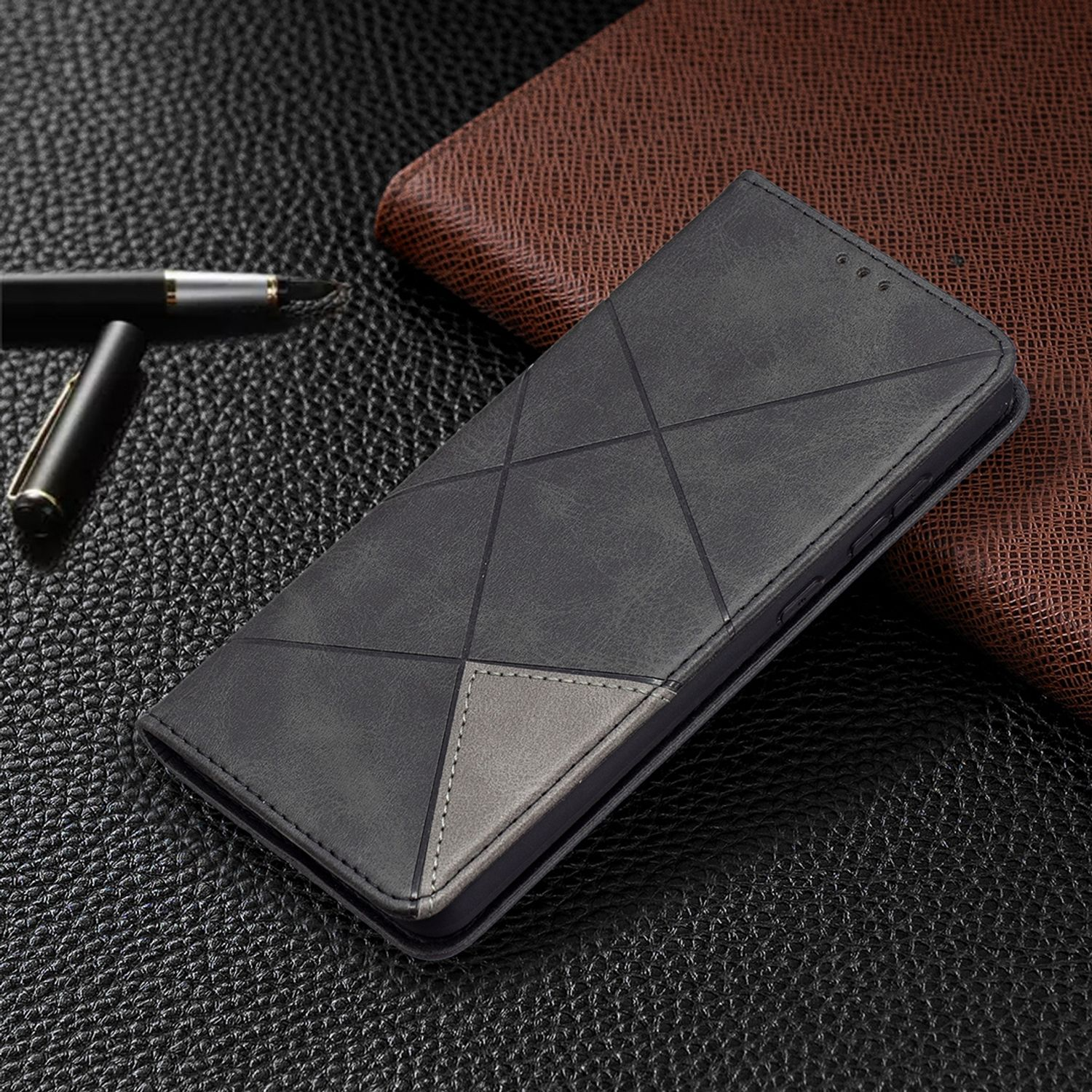 Schwarze Handyhülle mit geometrischem Muster auf strukturierter Oberfläche und Stift.