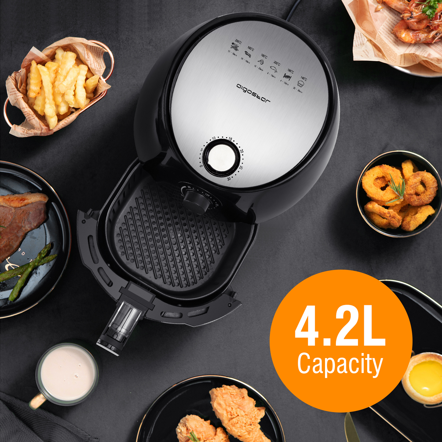 Freidora de aire con comida dentro y etiqueta de capacidad de 4.2L.