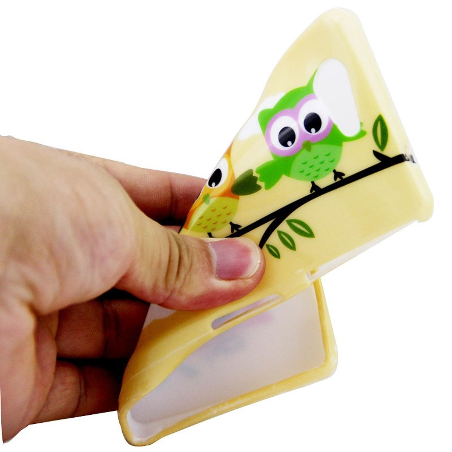 Hand, die eine gelbe Handyhülle mit Eulen-Design hält. Hülle ist offen.