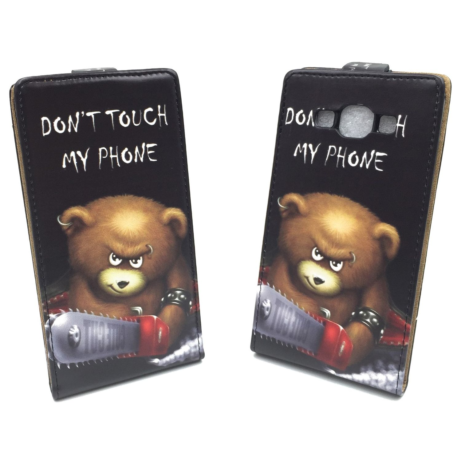 Zwei Handyhüllen. Auf einer steht 'DON'T TOUCH MY PHONE' mit einem Bären, der eine Kettensäge hält. Dunkler Hintergrund.